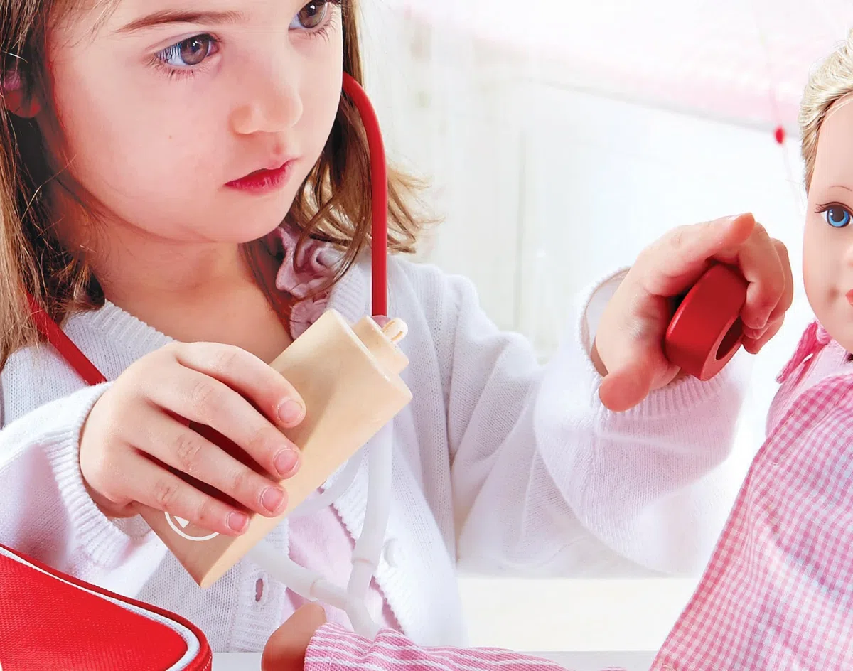 Jouet Hape Malette Docteur Enfant - Trousse de Docteur Complète avec Ses Six Accessoires de Médecine - Jeu de Role et d'Imitation pour Enfants Entre 2 et 4 Ans