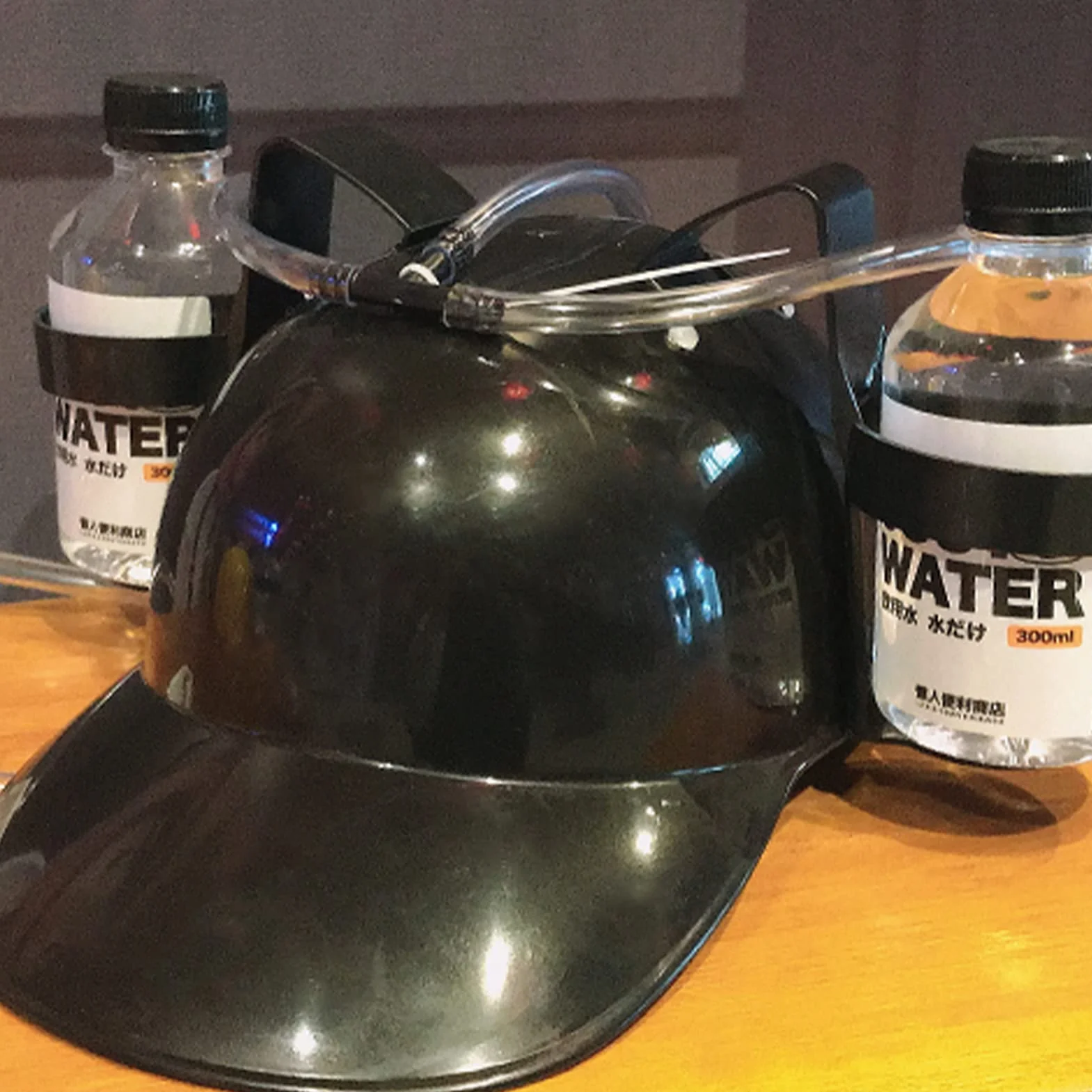 Jauhmui Casque de fête à bière, casque avec tuyau, casque de construction, porte-gobelet, porte-bière, avec 2 porte-canettes et tuyau d'hydratation, article de fête amusant, unisexe, cadeau pour la
