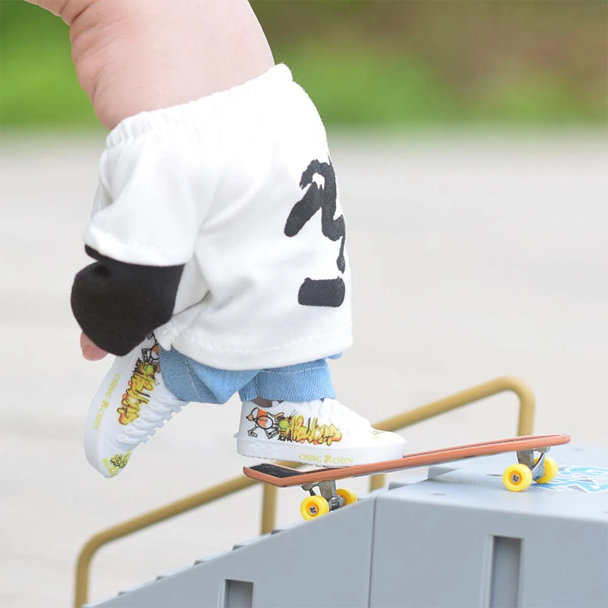 Namvo Mini Finger Skateboard Set, Mini Finger Bike, Finger Scooter, Finger Pants, Chariot, Accessoires de Scooter, Cadeau Créatif pour Les Amateurs de Skateboard