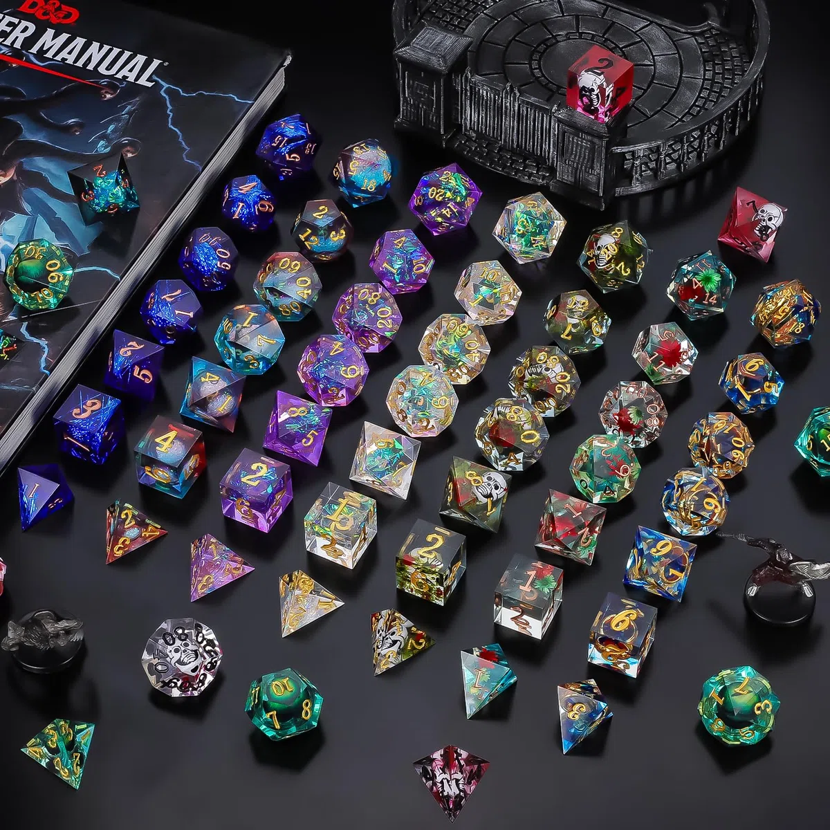QMAY Mystery Dice Lot de 7 dés polyédraux, Style aléatoire pour Dungeon et Dragons MTG Table Games RPG DND Résine Cube D20 D12 D10 D% D8 D6 D4