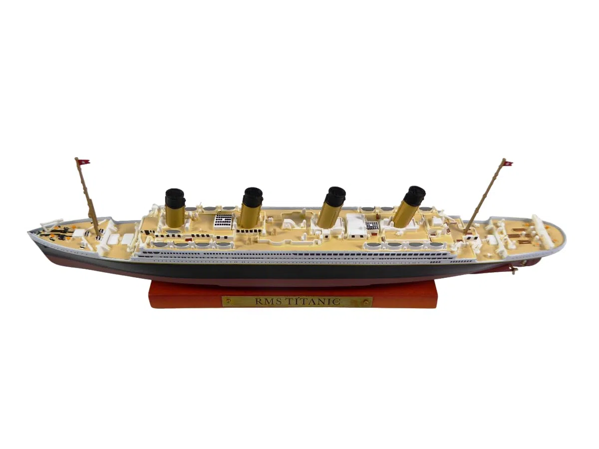 OPO 10 - Réplique Miniature de Collection du célèbre Paquebot Transatlantique RMS Titanic - échelle 1/1250 Soit 21,5 cms