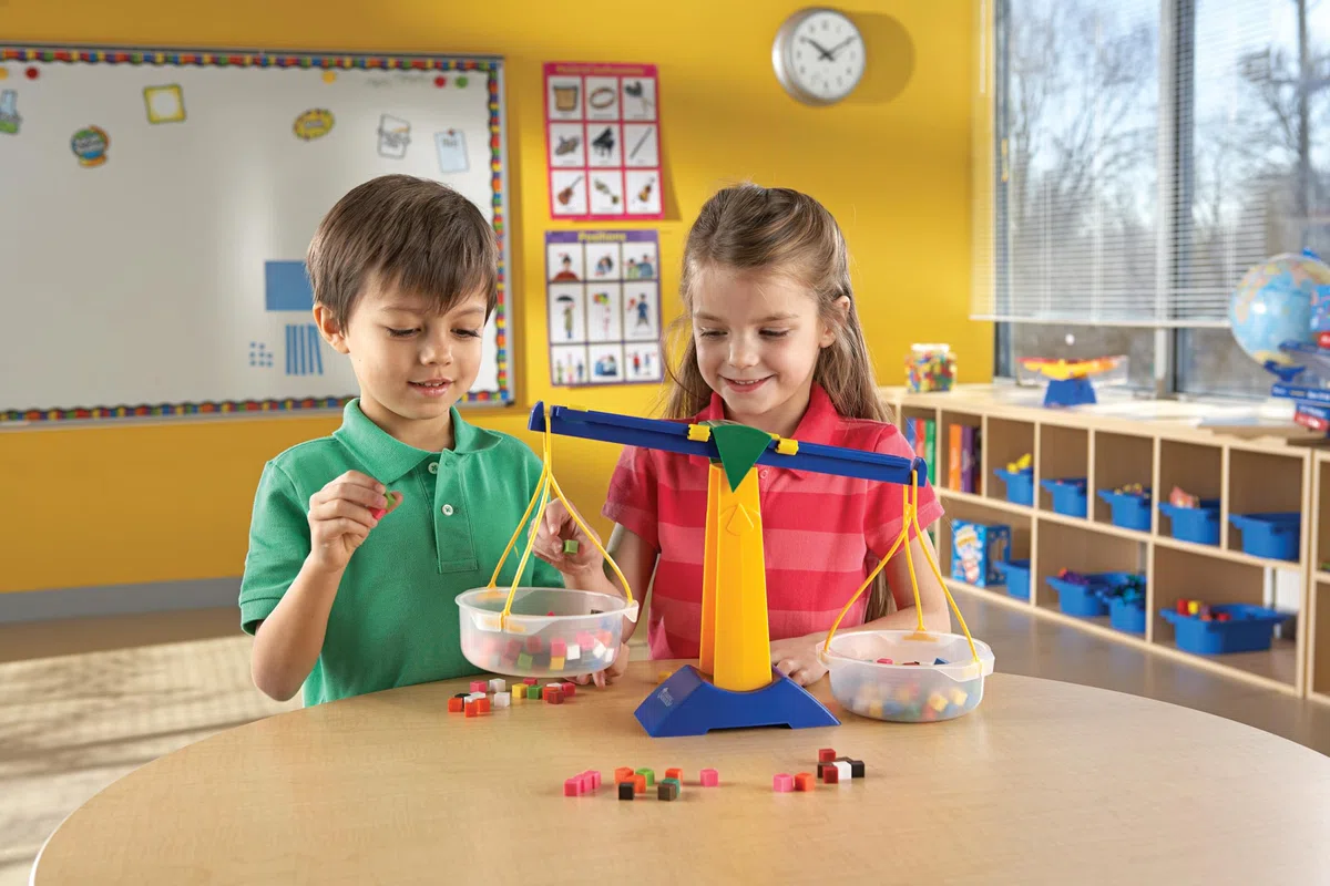 Learning Resources Balance à Plateaux Junior, Balance Éducative Enfants 5+, Jeu d’Apprentissage du Poids et de l’Équilibre, Comparaison Solides et Liquides