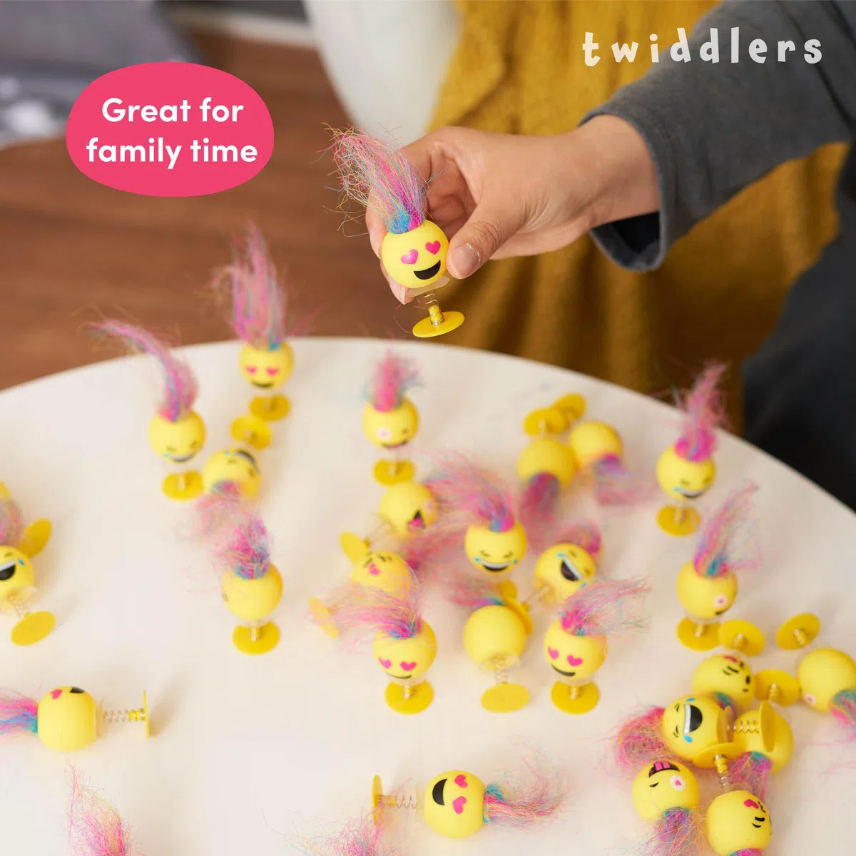 THE TWIDDLERS - 36 Jouets Pop Up pour Enfants, 6cm - Visage Souriant pour fête d'anniversaire avec Cheveux Multicolores, Coffret de Jouets sauteurs et de Remplissage de Sacs à Surprises