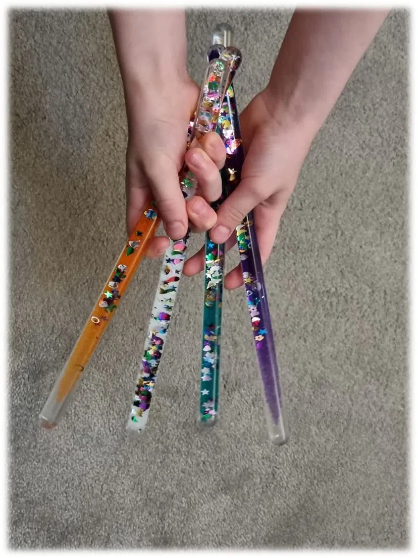 Liquid Motion Glitter Wand Sensory Toy Pour l'autisme, le TDAH, le TSP, les besoins sensoriels, l'anxiété et la neurodiversité. Pour les enfants, les soignants et les enseignants (pack de 4 pièces).