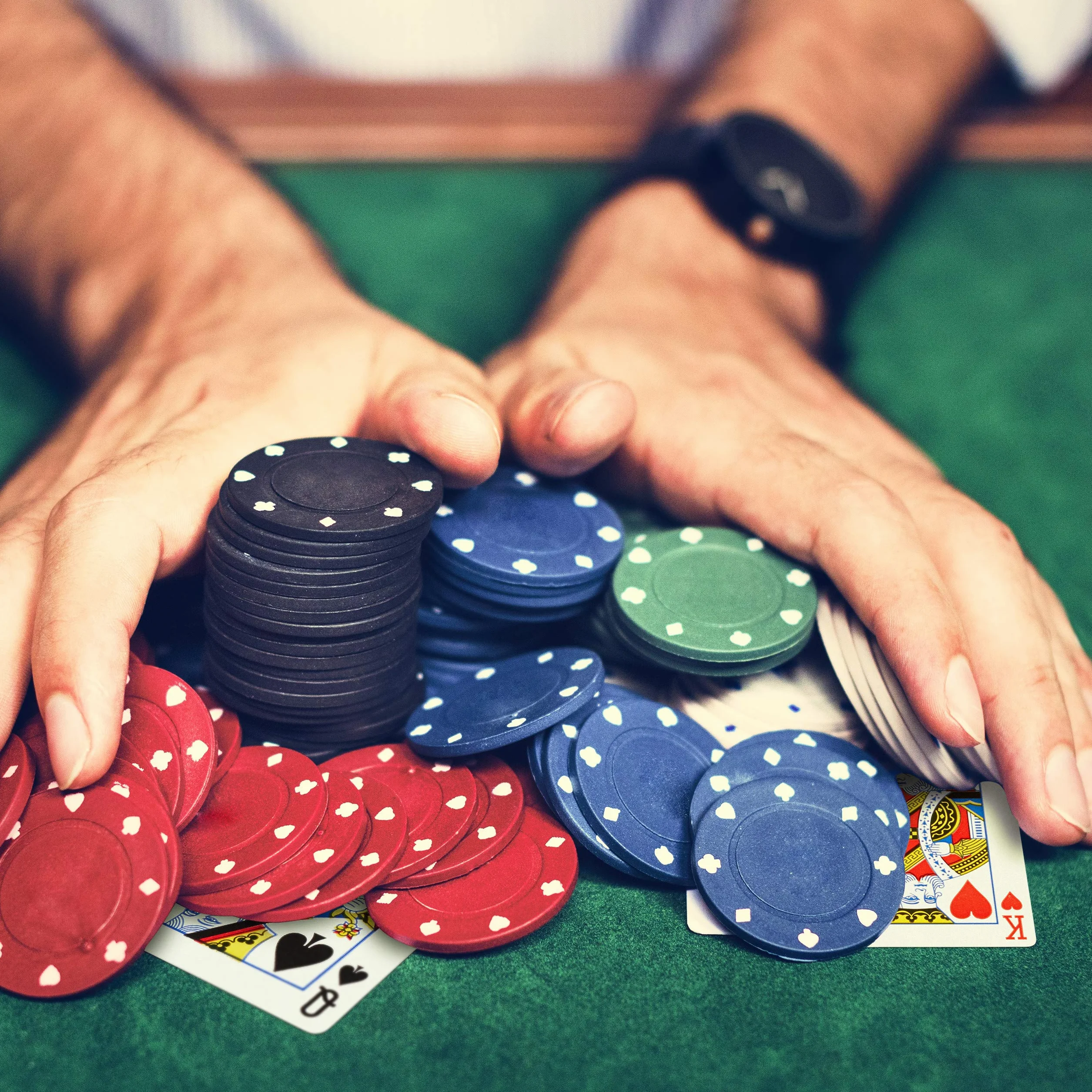 Relaxdays Jeu de poker pro Avec 200 jetons de poker, 2 jeux de cartes, jeton de donneur, jetons blinds, ambiance casino, instructions de jeu (langue française non garantie)