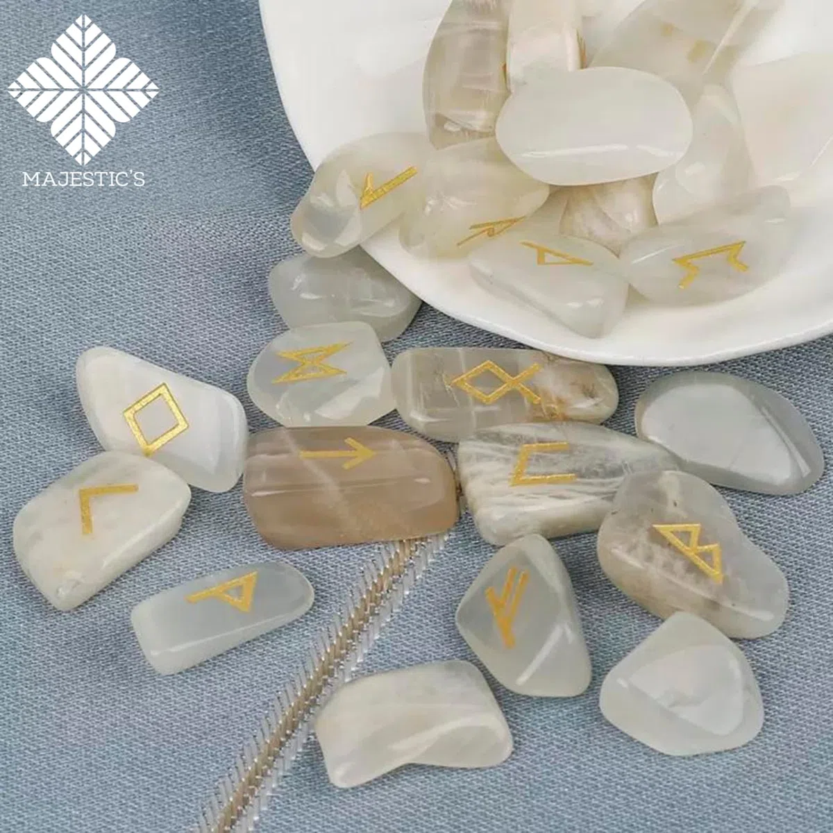 Majestic's Runes Divinatoires Vikings - Pack de 25 Runes en Pierre DE Lune Naturelles Gravées (2cm x 1cm) + Sac Noir + Ebook Pratique (PDF) - Alphabet Runique Futhark Parfait pour Divination, Voyance