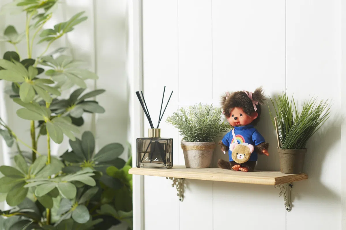 Sekiguchi 233724 - Monchhichi Original Fille, T-Shirt Arc-en-Ciel avec Sac et Rubans, Animal en Peluche Brun d'environ 20 cm