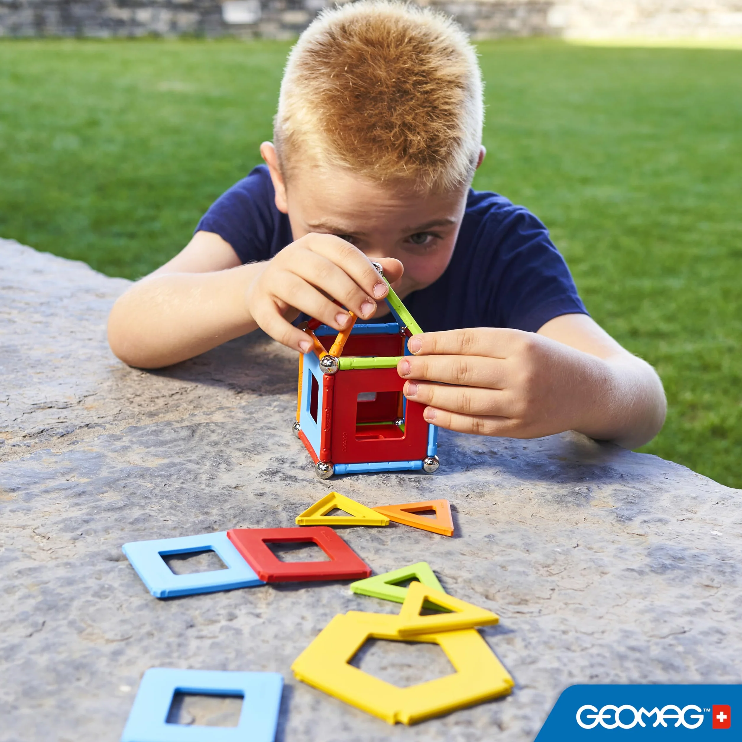 Geomag Classic Confetti 50 Pièces Jeu de Construction magnétique pour Enfants, Cadeau pour garçons et Filles de 5 6 7 8 9 10 11 12 13 Ans, constructions magnétiques, Jeux pour Enfants