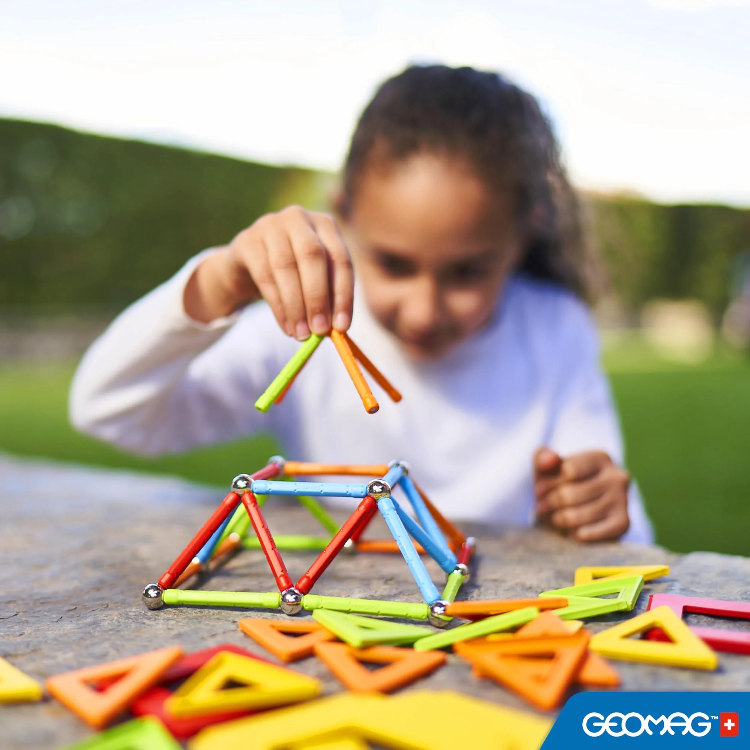 Geomag Classic Confetti 50 Pièces Jeu de Construction magnétique pour Enfants, Cadeau pour garçons et Filles de 5 6 7 8 9 10 11 12 13 Ans, constructions magnétiques, Jeux pour Enfants