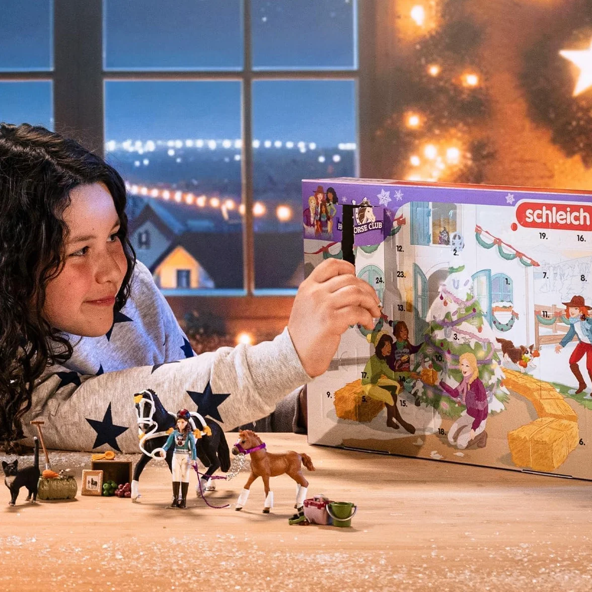 Schleich Horse Club | Calendrier de l’Avent Horse Club 2025 – 99092 | avec Figurine articulée Lisa, 2 Chevaux, Un Chat, Bride et de Nombreux Accessoires | idée Cadeau dès 5 Ans | 36 pièces