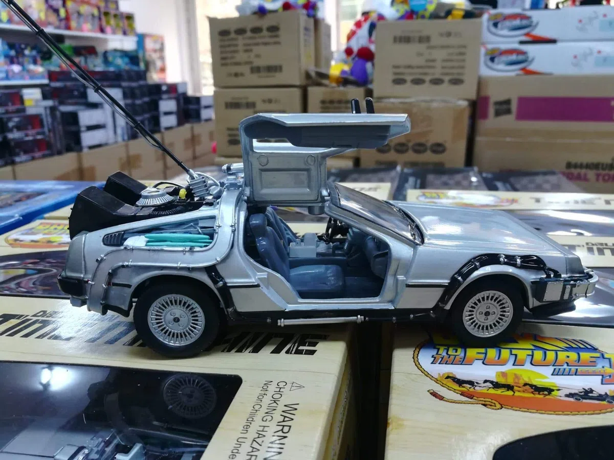 Welly Back to The Future Part 2 Delorean Time Machine 1:24 Scale Diecast Model Car by