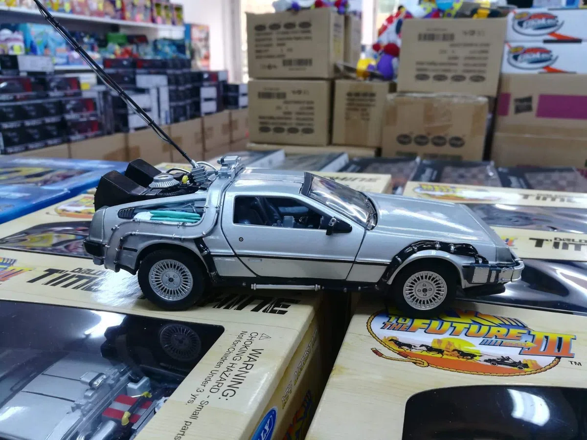 Welly Back to The Future Part 2 Delorean Time Machine 1:24 Scale Diecast Model Car by