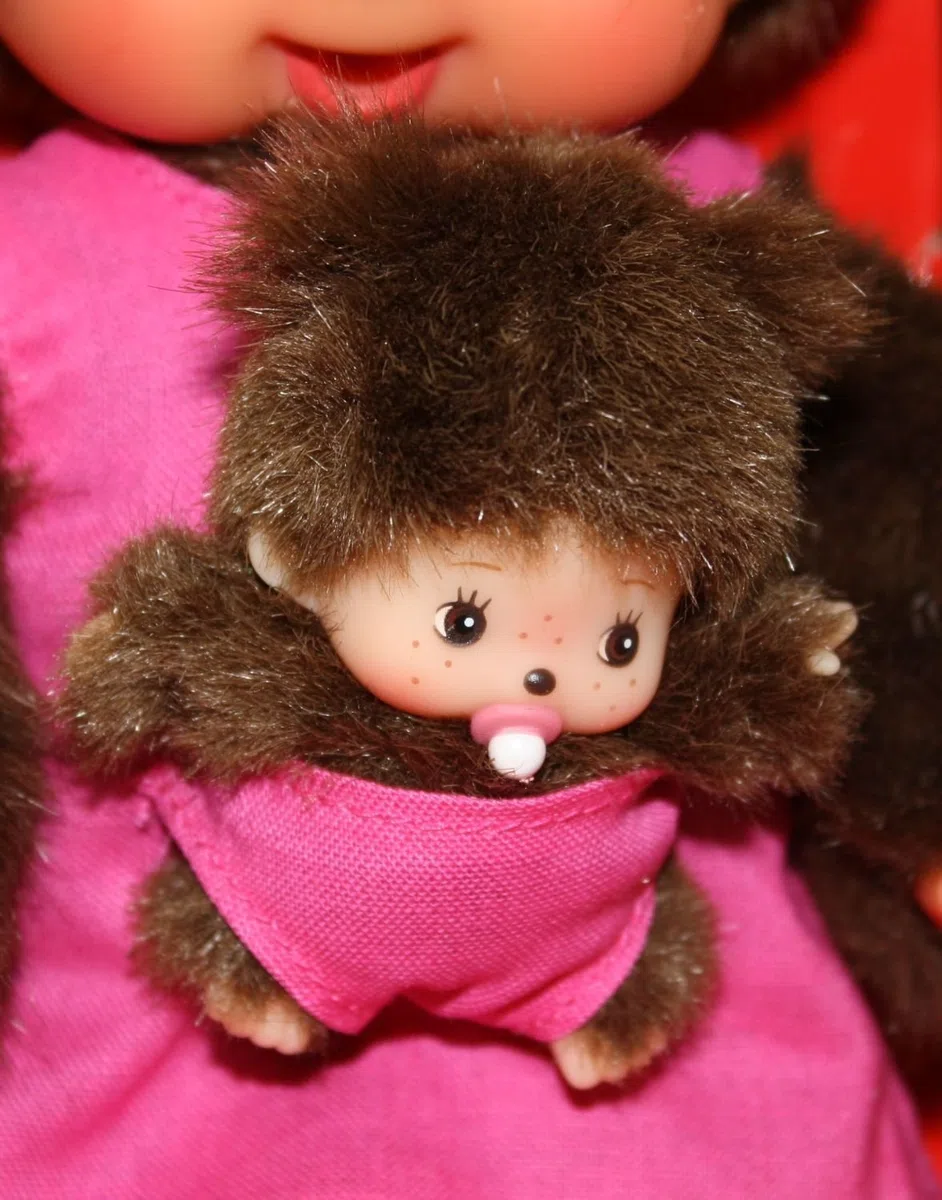 Sekiguchi 236200 - Original Monchhichi mère avec bébé, en Peluche Marron, avec Robe Rose et Noeud dans Les Cheveux, env. 20 cm