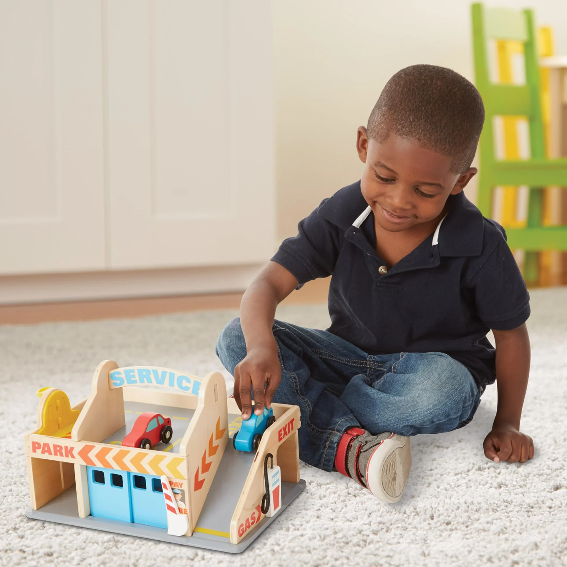 Melissa & Doug - Station Service - Garage À Niveaux Avec 2 Véhicules - Voiture Enfant - Jeu Imitation - Jouet En Bois - Jouet D'Activité, De Développement Et D'Apprentissage - Cadeau Enfant 3 Ans Et +