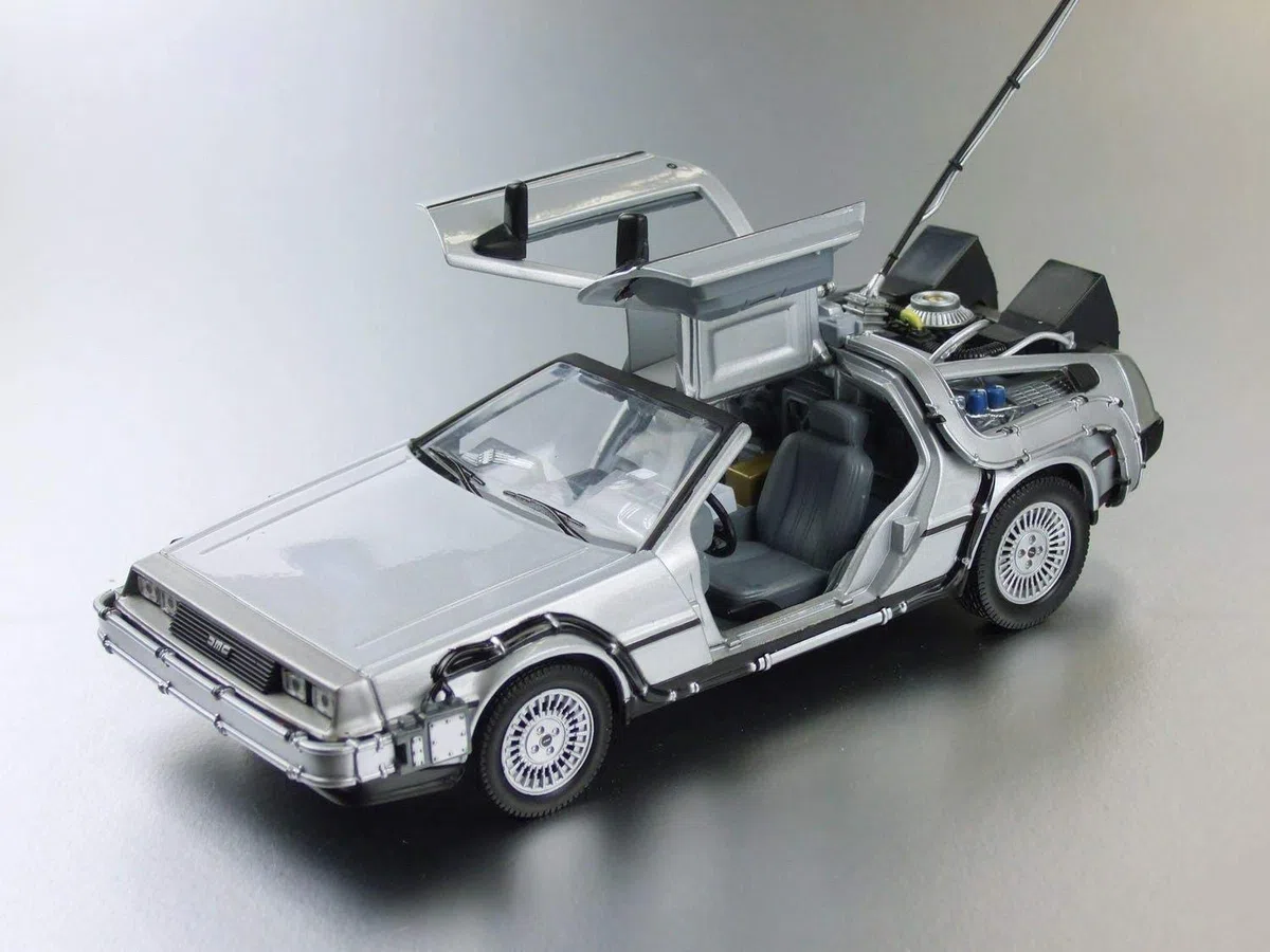 Welly Back to The Future Part 2 Delorean Time Machine 1:24 Scale Diecast Model Car by