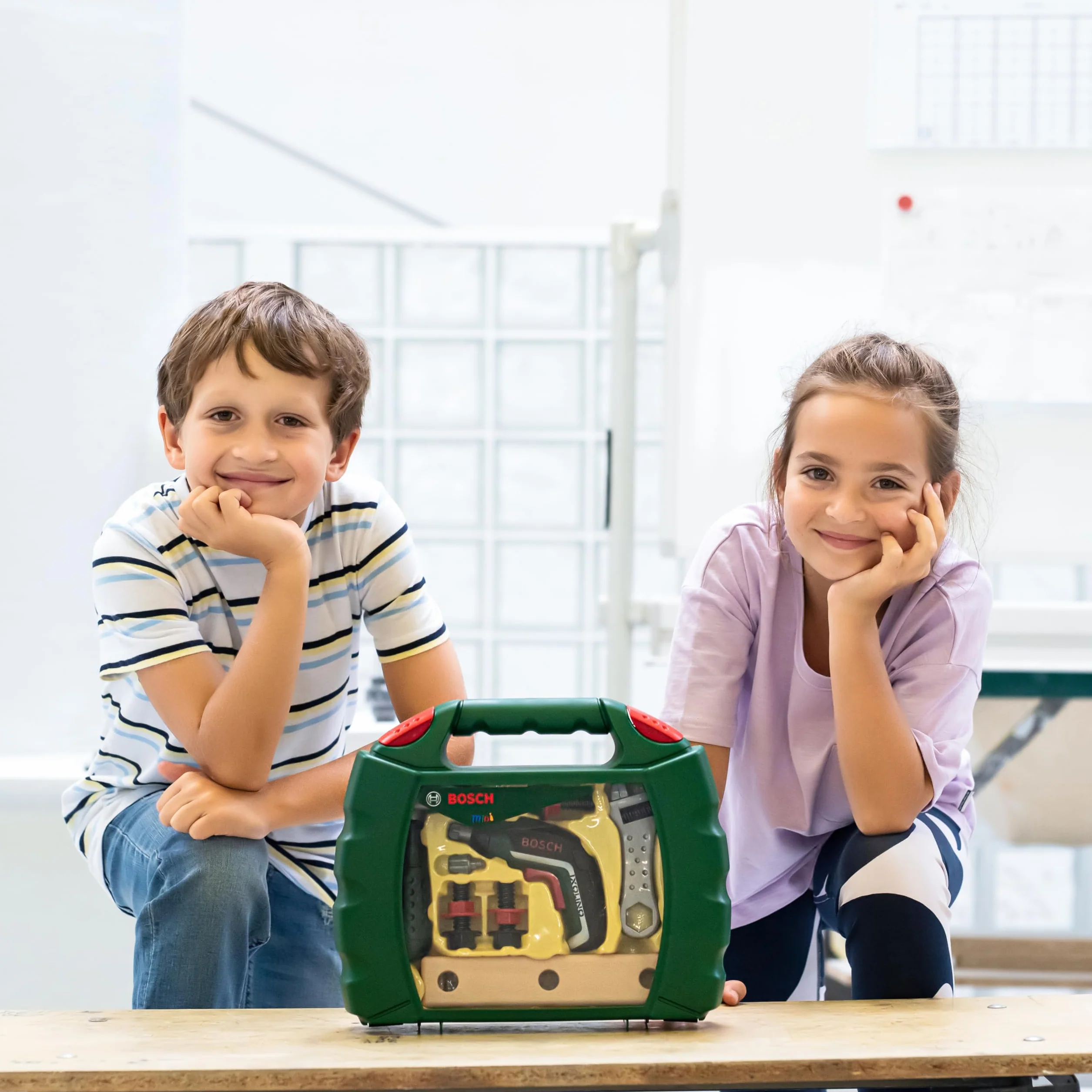 Theo Klein 8394 Mallette Outils Bosch avec visseuse électronique Ixolino II - Nombreux Accessoires : Marteau, Tournevis, clé à molette, vis, etc - Dimensions : 32 x 9 x 26 cm - pour Enfants dès 3 Ans