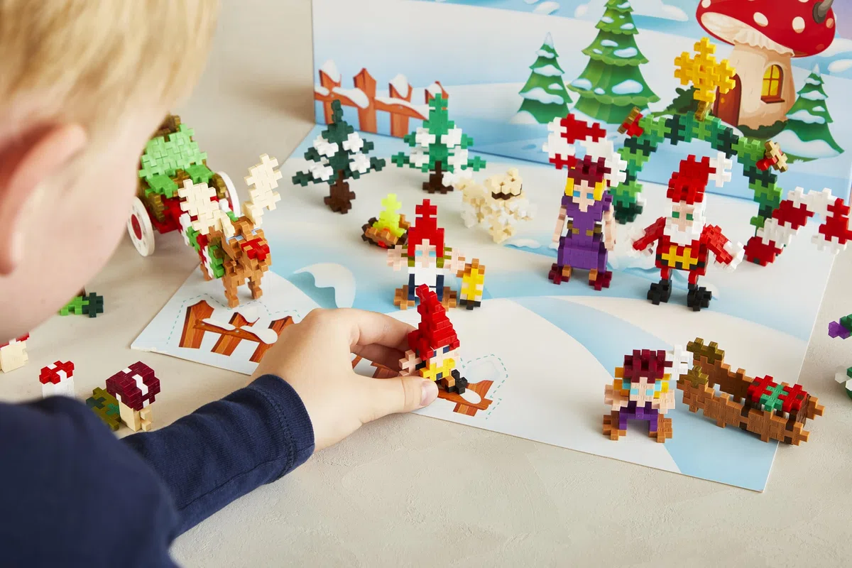 Plus Plus - Calendrier de l'Avent 2024 avec 25 Cadeaux Surprises, Contient 600 pièces - Jeu de Construction - Cadeau de Noël pour Garçons, Filles, Enfants dès 5 Ans