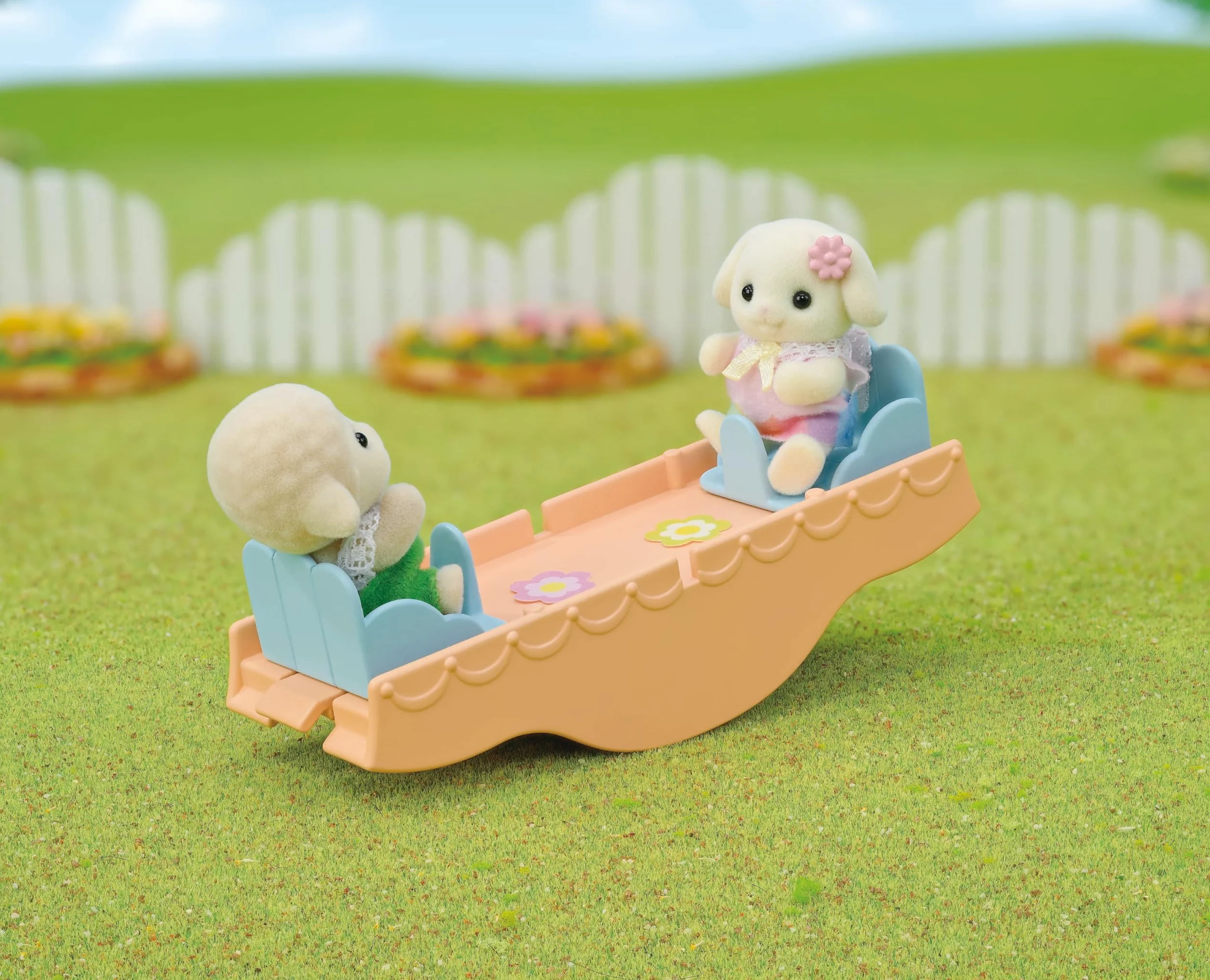 Sylvanian Families - Le Bus et sa Cour de récréation - 5744 - La crèche - Mini Poupées