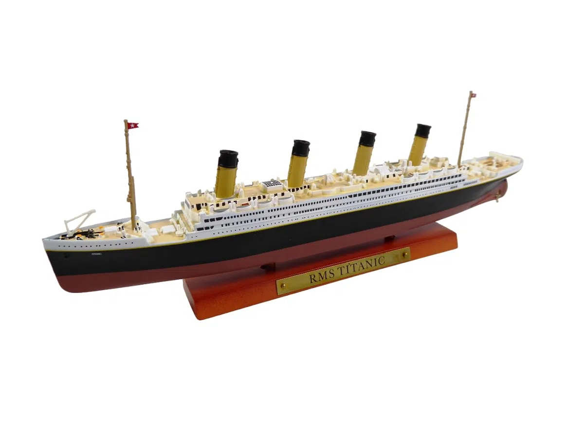 OPO 10 - Réplique Miniature de Collection du célèbre Paquebot Transatlantique RMS Titanic - échelle 1/1250 Soit 21,5 cms