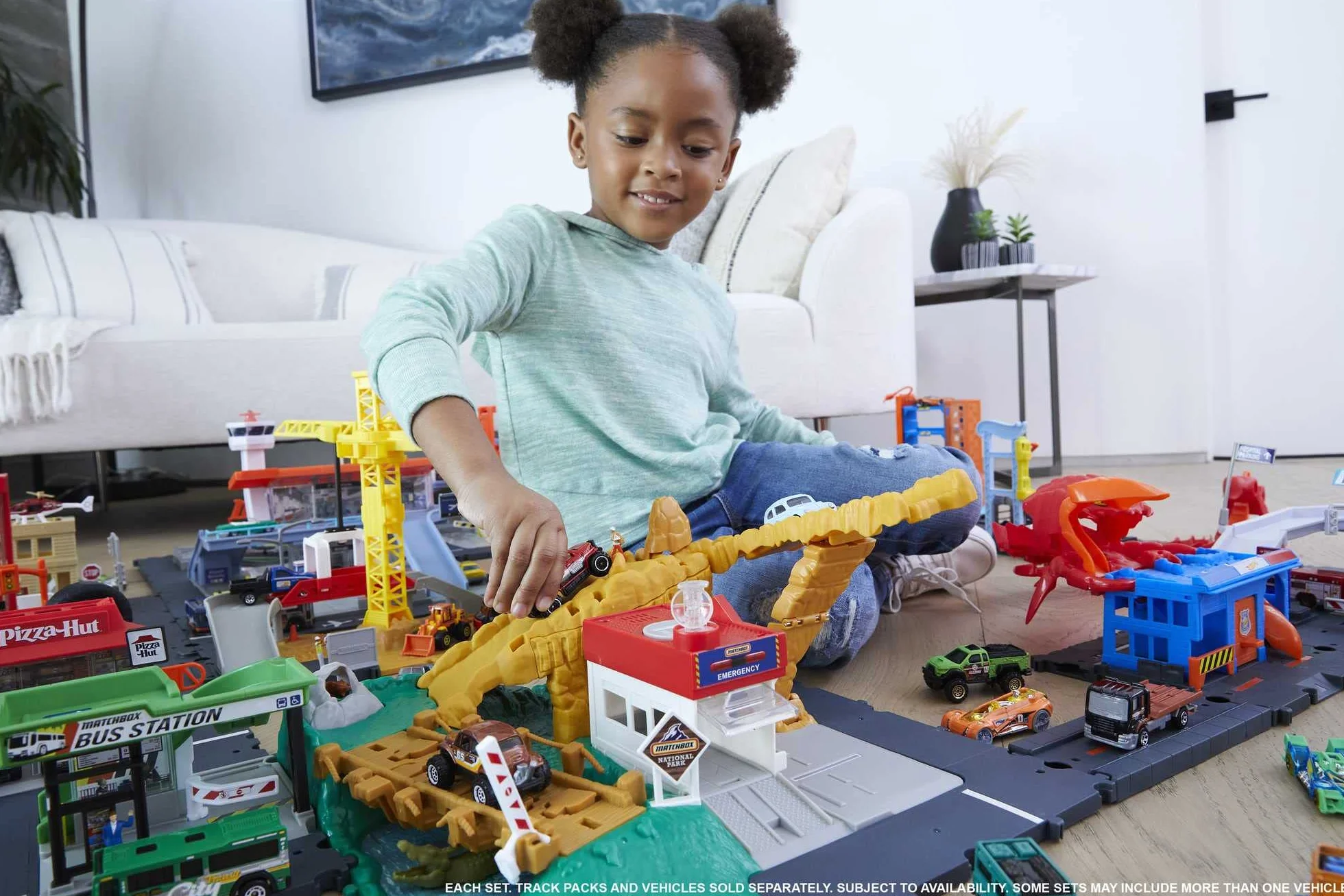 Hot Wheels - Coffret Garage City Downtown - avec 1 Voiture Espace pour 4 Véhicules - Compatible Circuits et Kits City - Cadeau dès 4 Ans, HDR28