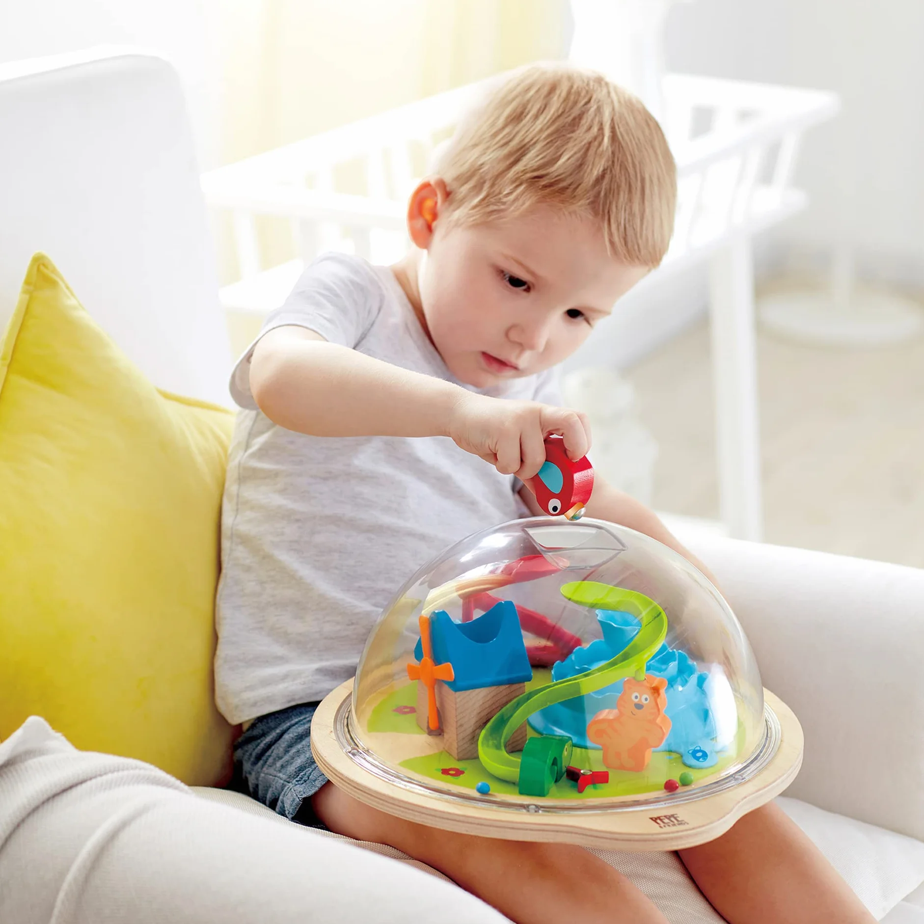Hape Globe-Aventure de la Vallée Ensoleillée, Jouet 3D avec Labyrinthe Magnétique, Jouet pour Enfant avec Coupole Transparente, Personnages et Accessoires