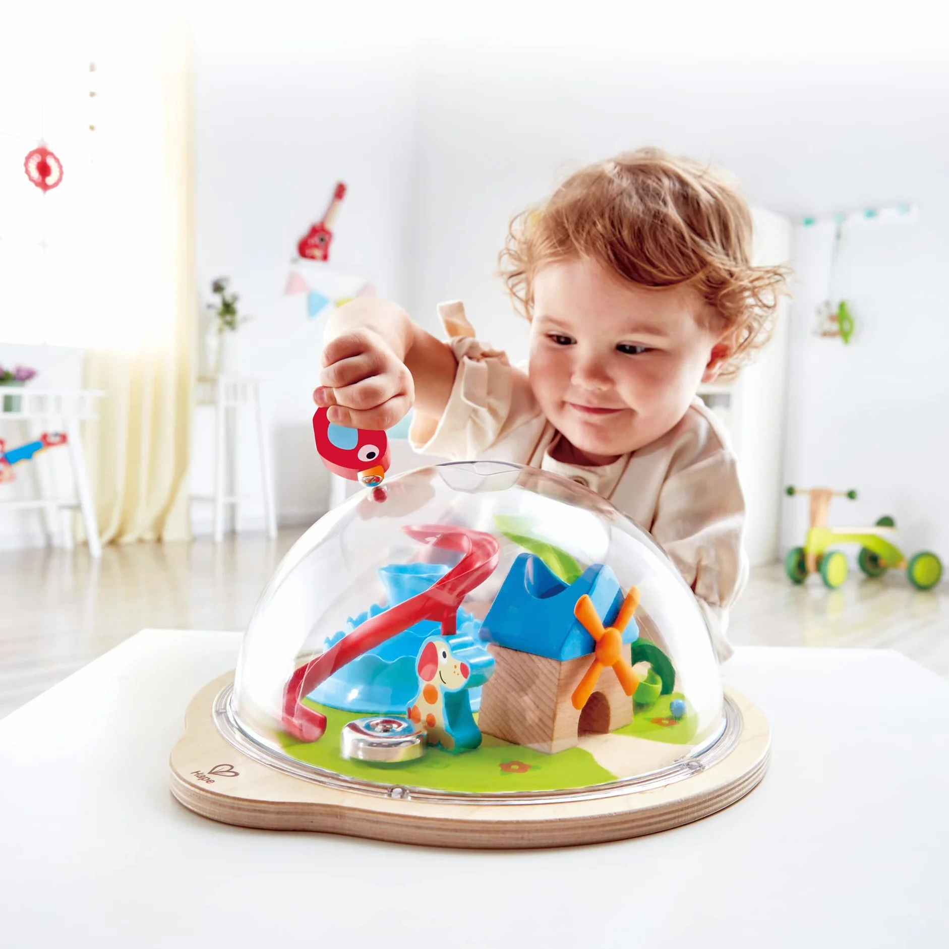 Hape Globe-Aventure de la Vallée Ensoleillée, Jouet 3D avec Labyrinthe Magnétique, Jouet pour Enfant avec Coupole Transparente, Personnages et Accessoires