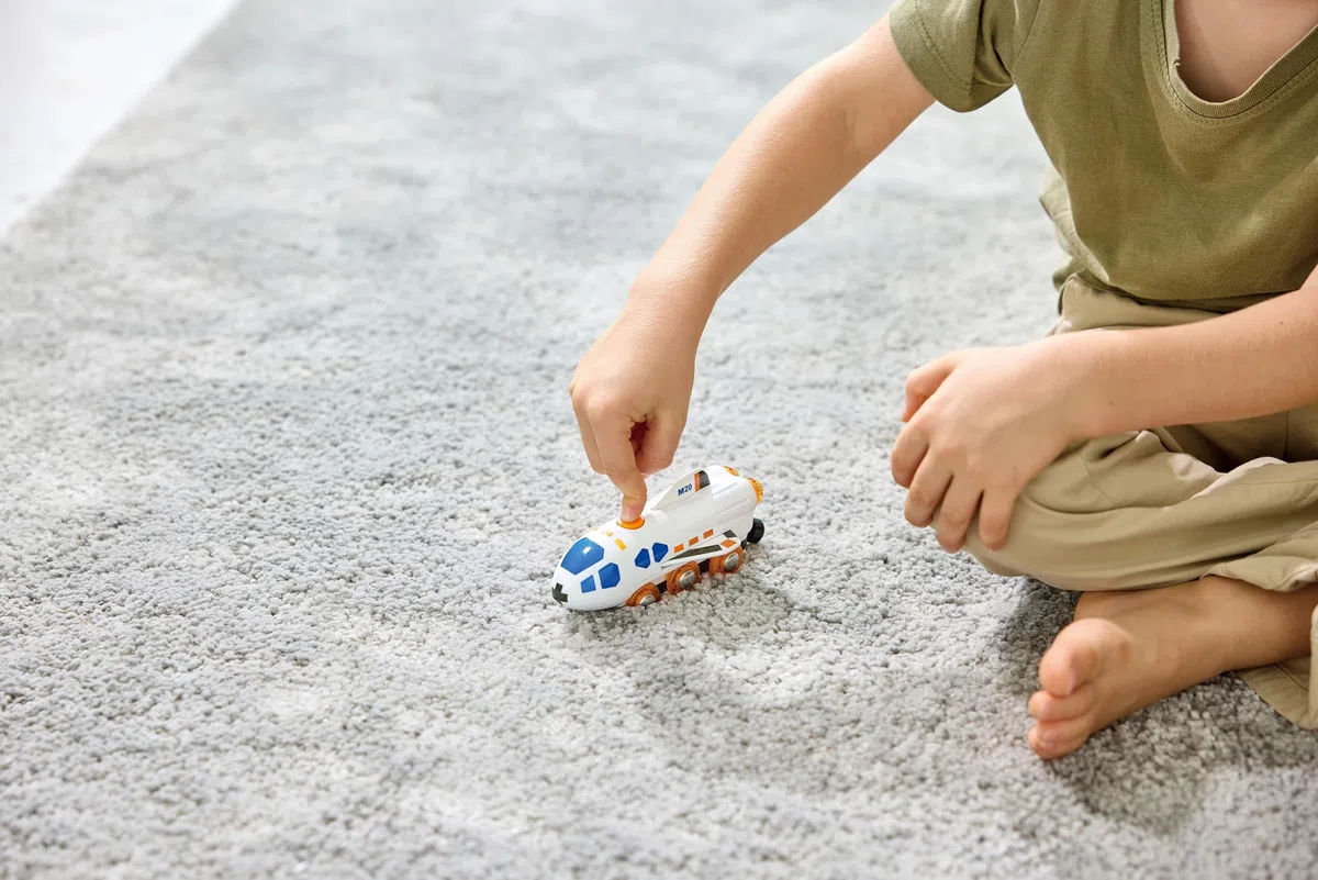 Hape Jouet Locomotive Fusée Spatiale - Jeu de Train en Bois - Jouet pour Enfant dès 3 Ans - Locomotive pour Circuit Train Bois - Compatible avec Les Circuits de Marques Traditionnelles