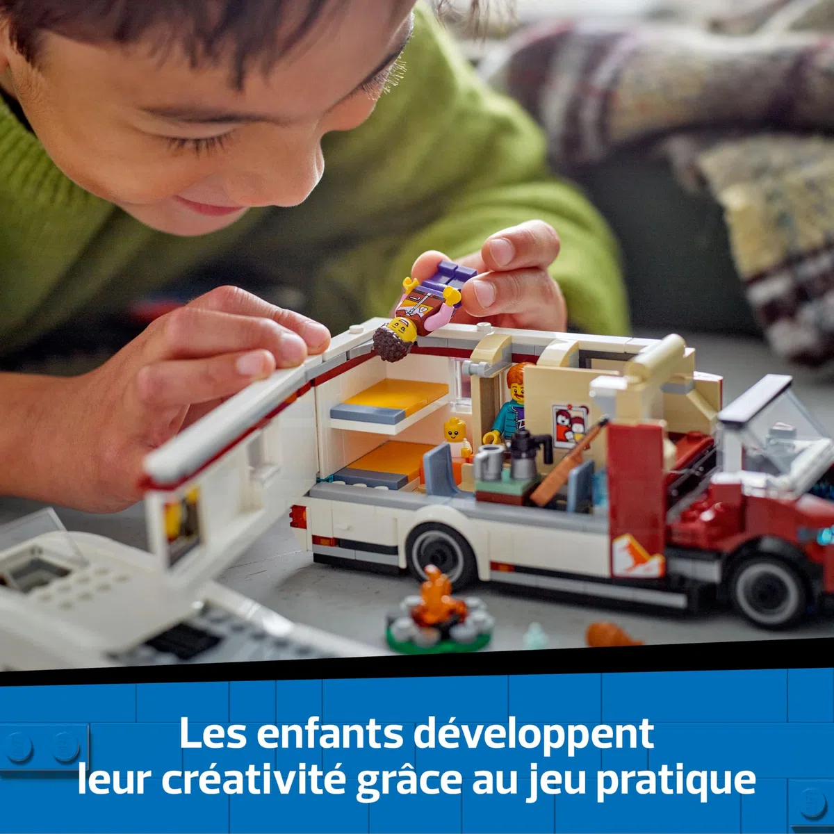 LEGO City Le Camping-Car d’Aventures - Jeu de Construction pour garçons et Filles dès 6 Ans - Inclut Un bébé, des Accessoires et Une Guitare - Idée de Cadeau d'anniversaire pour aventuriers 60454