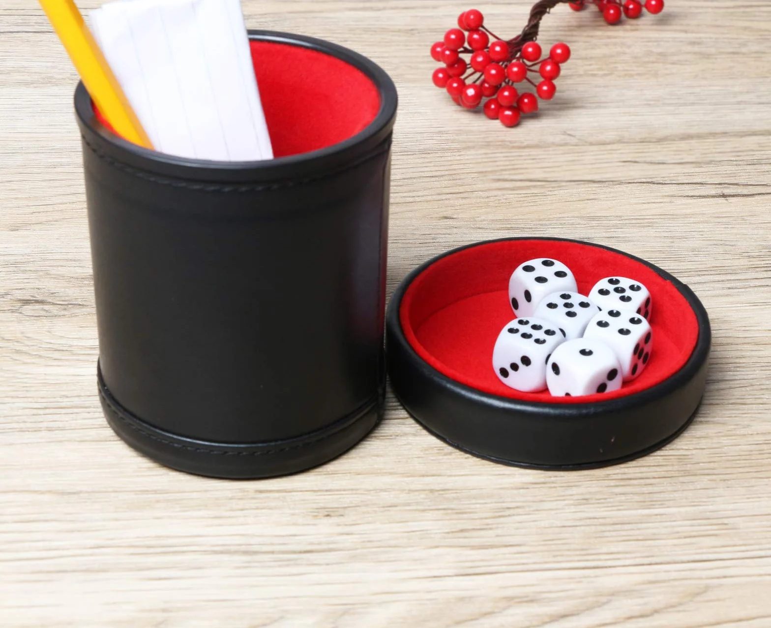 Liars Dice Farkle Yahtzee Tasse à dés en cuir synthétique avec couvercle et 6 dés silencieux avec doublure en feutre rouge