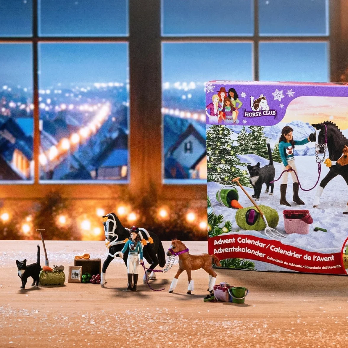 Schleich Horse Club | Calendrier de l’Avent Horse Club 2025 – 99092 | avec Figurine articulée Lisa, 2 Chevaux, Un Chat, Bride et de Nombreux Accessoires | idée Cadeau dès 5 Ans | 36 pièces