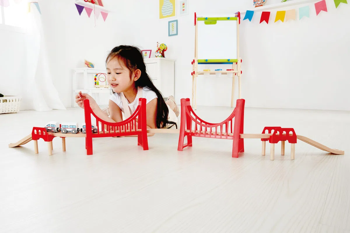 Jouet Hape Pont Double Rouge Suspendu pour Circuit Train Bois - Jouet pour Enfant de Plus de 3 Ans - Double Pont en Bois Compatible Avec Marques Traditionnelles de Jeu de Train en Bois pour Enfants