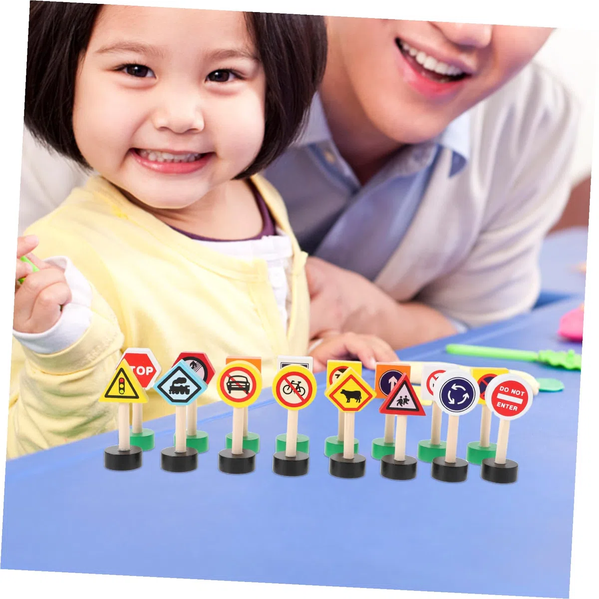 Ensemble De 16 Panneaux De Signalisation en Bois Jouet De Signalisation Routière pour Enfants Mini Panneaux De Rue Apprentissage Préscolaire Sensibilisation À La Sécurité Jeu Interactif