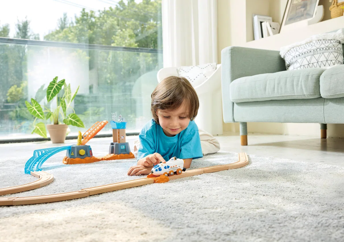 Hape Jouet Locomotive Fusée Spatiale - Jeu de Train en Bois - Jouet pour Enfant dès 3 Ans - Locomotive pour Circuit Train Bois - Compatible avec Les Circuits de Marques Traditionnelles