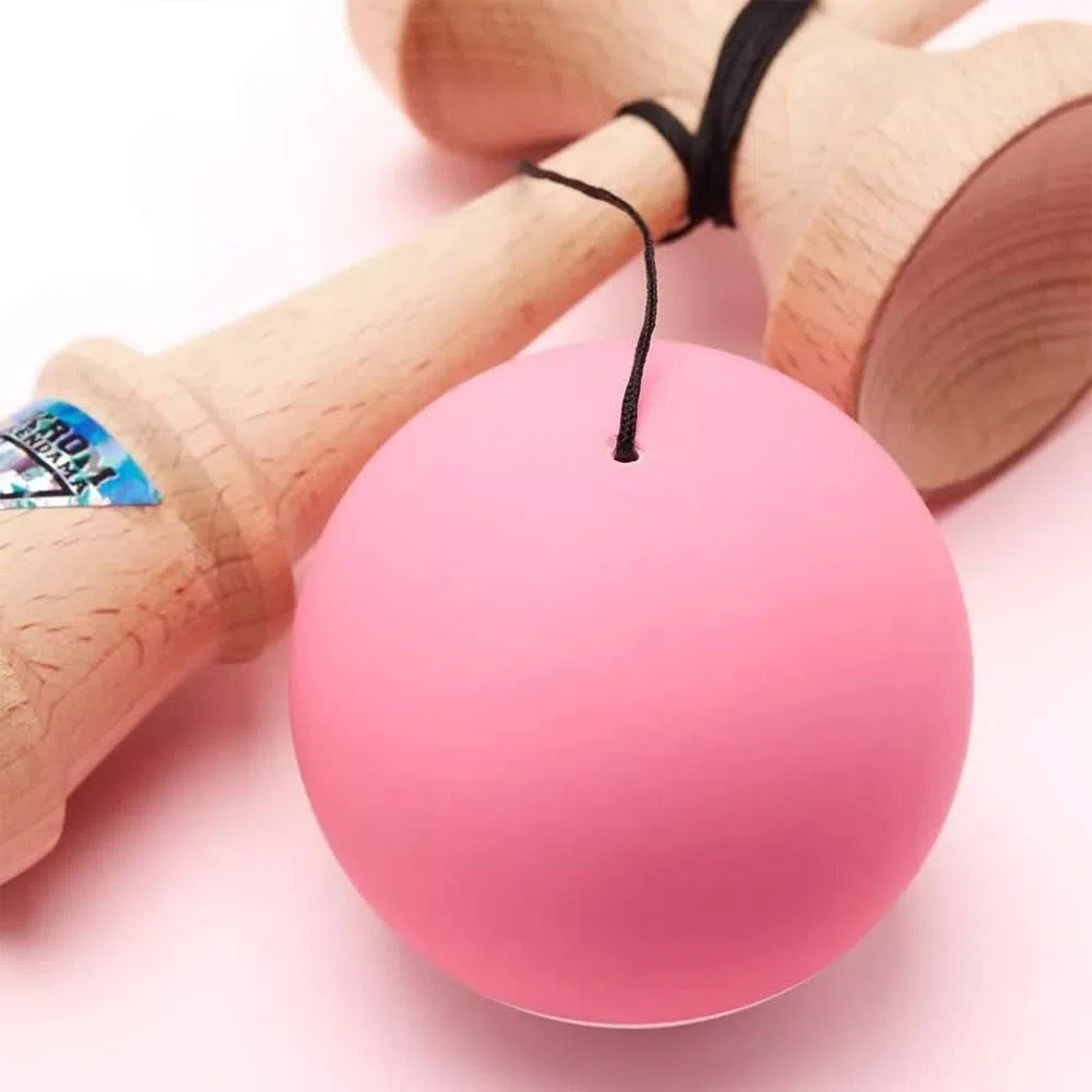 KROM - Kendama Pro Pop Rose - Bilboquet Japonais - Jouet en Bois pour Adulte et Enfant - Pack : Ficelle de Rechange + Stickers offerts