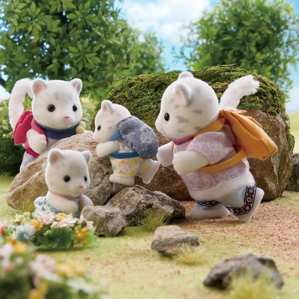 Sylvanian Families - La Famille Panthère des neiges - Set 4 Figurines - Plongez dans l'univers de la Famille Sylvanian - Figurines Animaux Miniatures - Jouet Enfant 3 Ans et + - 5814