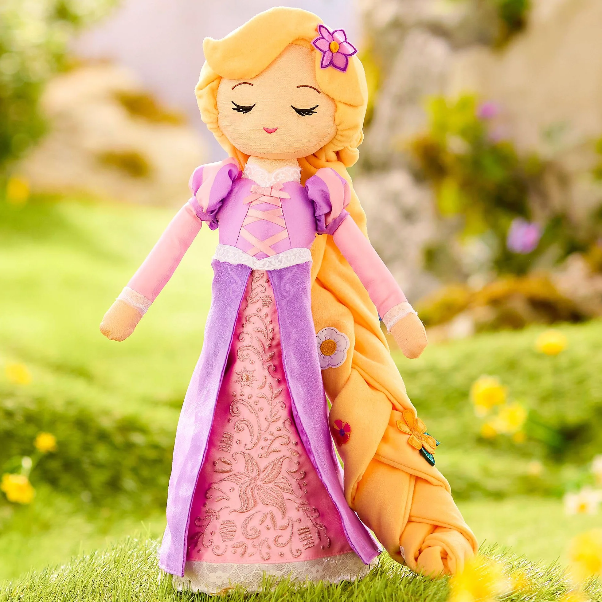 Disney Store Official Poupée de Chiffon Raiponce, Peluche Collector du 15e Anniversaire du Film Raiponce avec Cheveux tressés et Robe Scintillante, poupée Princesse Disney de 41 cm