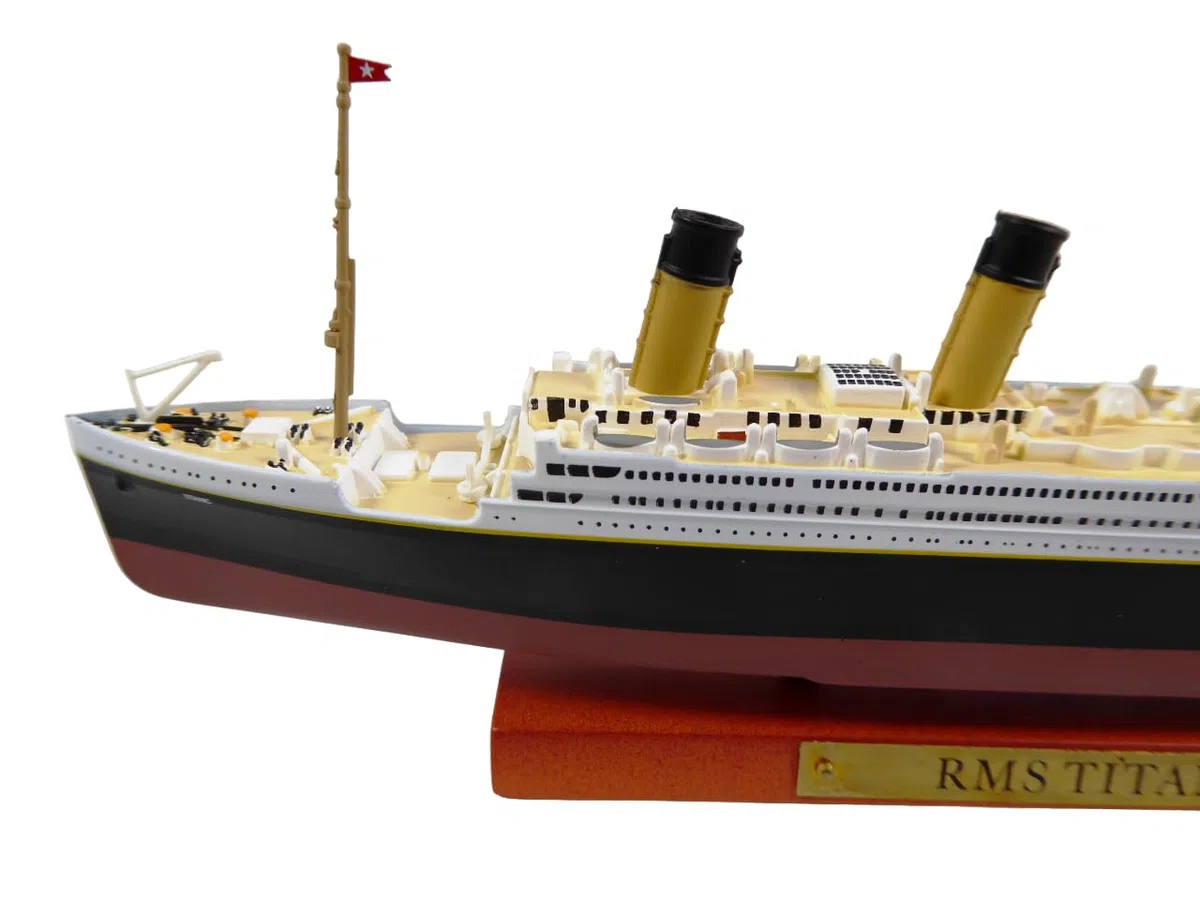 OPO 10 - Réplique Miniature de Collection du célèbre Paquebot Transatlantique RMS Titanic - échelle 1/1250 Soit 21,5 cms