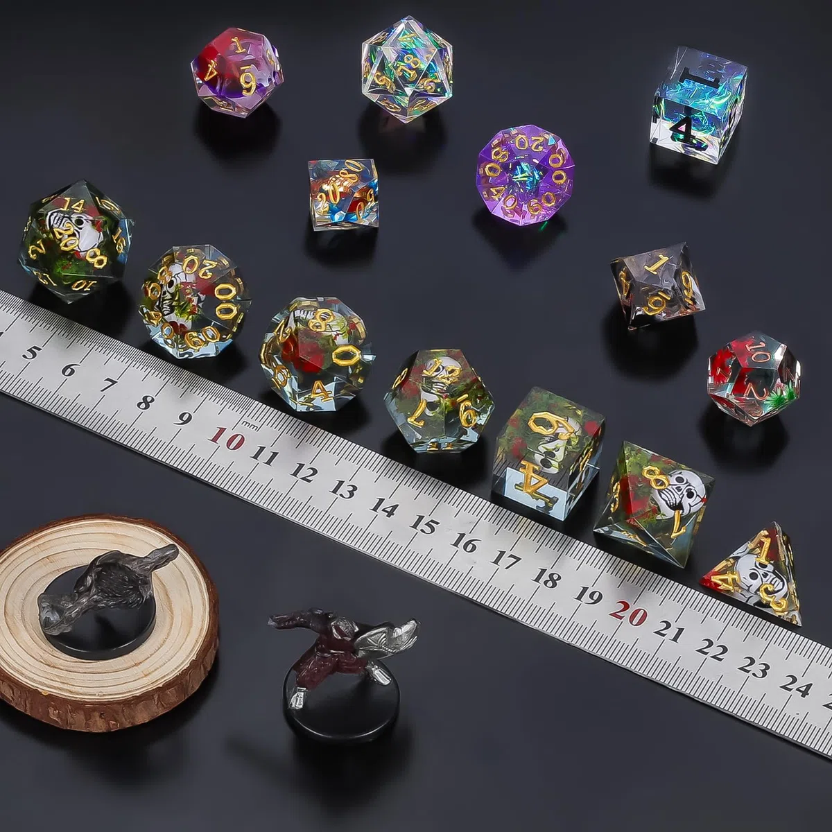 QMAY Mystery Dice Lot de 7 dés polyédraux, Style aléatoire pour Dungeon et Dragons MTG Table Games RPG DND Résine Cube D20 D12 D10 D% D8 D6 D4