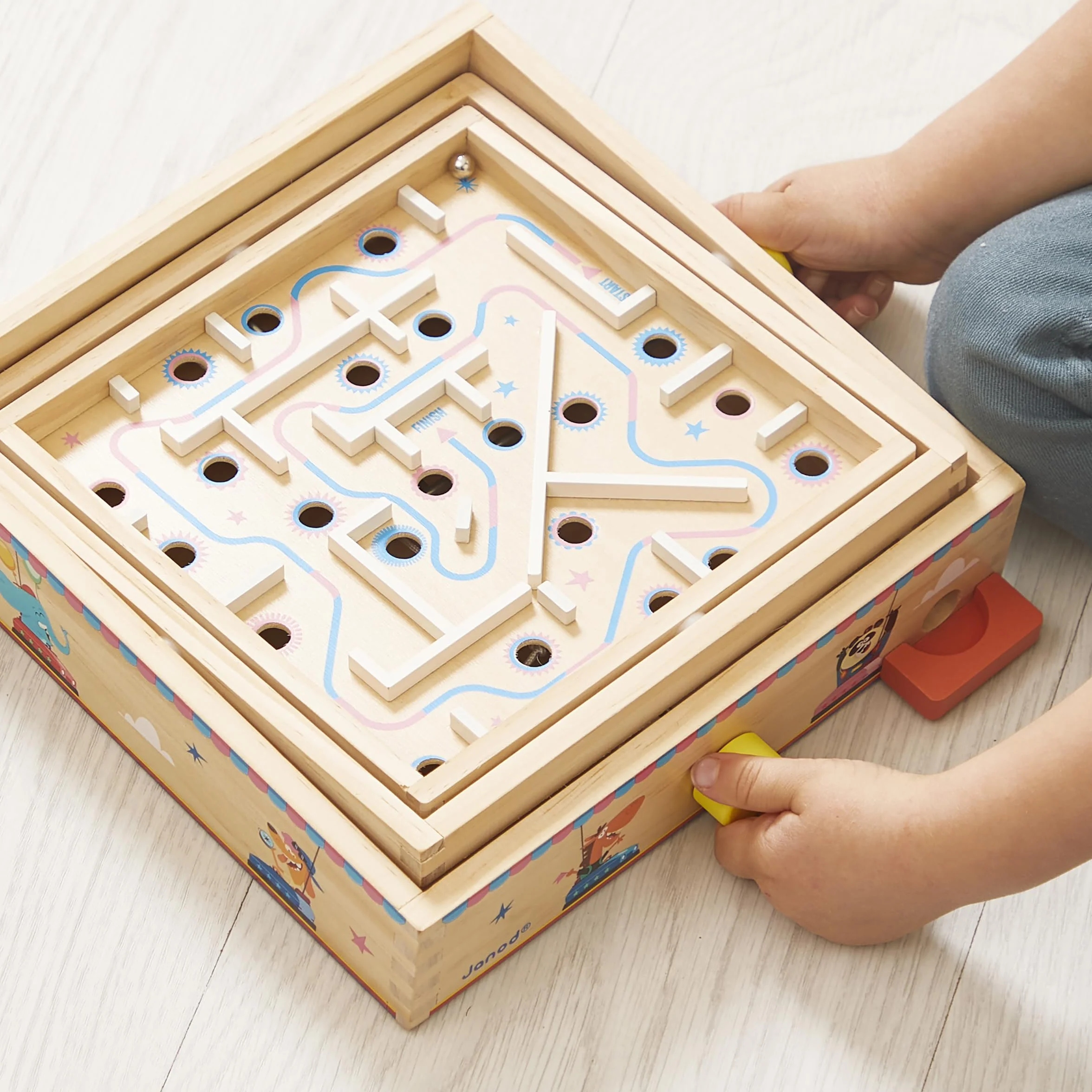 Janod - Jeu Labyrinthe en Bois Enfants et Adultes - Jouet Traditionnel - Parcours de Bille - 2 Billes Métal Fournies - Développe la Concentration et l'Adresse - Jouet en Bois FSC - Dès 5 Ans - J03371