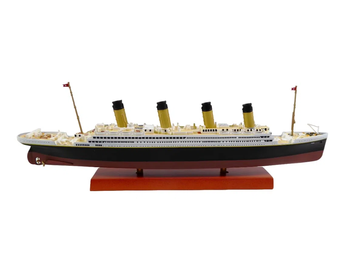 OPO 10 - Réplique Miniature de Collection du célèbre Paquebot Transatlantique RMS Titanic - échelle 1/1250 Soit 21,5 cms
