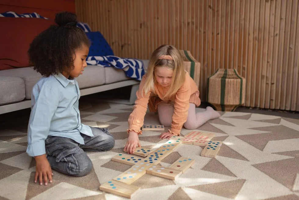 BS Toys Dominos En Bois De Couleur GA278 - Jeu De Dominos En Bois - Jeu D'Intérieur Et D'Extérieur - Jeu En Bois Pour Enfants - Dominos Extra-Large - 28 Pièces - 18 X 7,5 X 1,5 cm