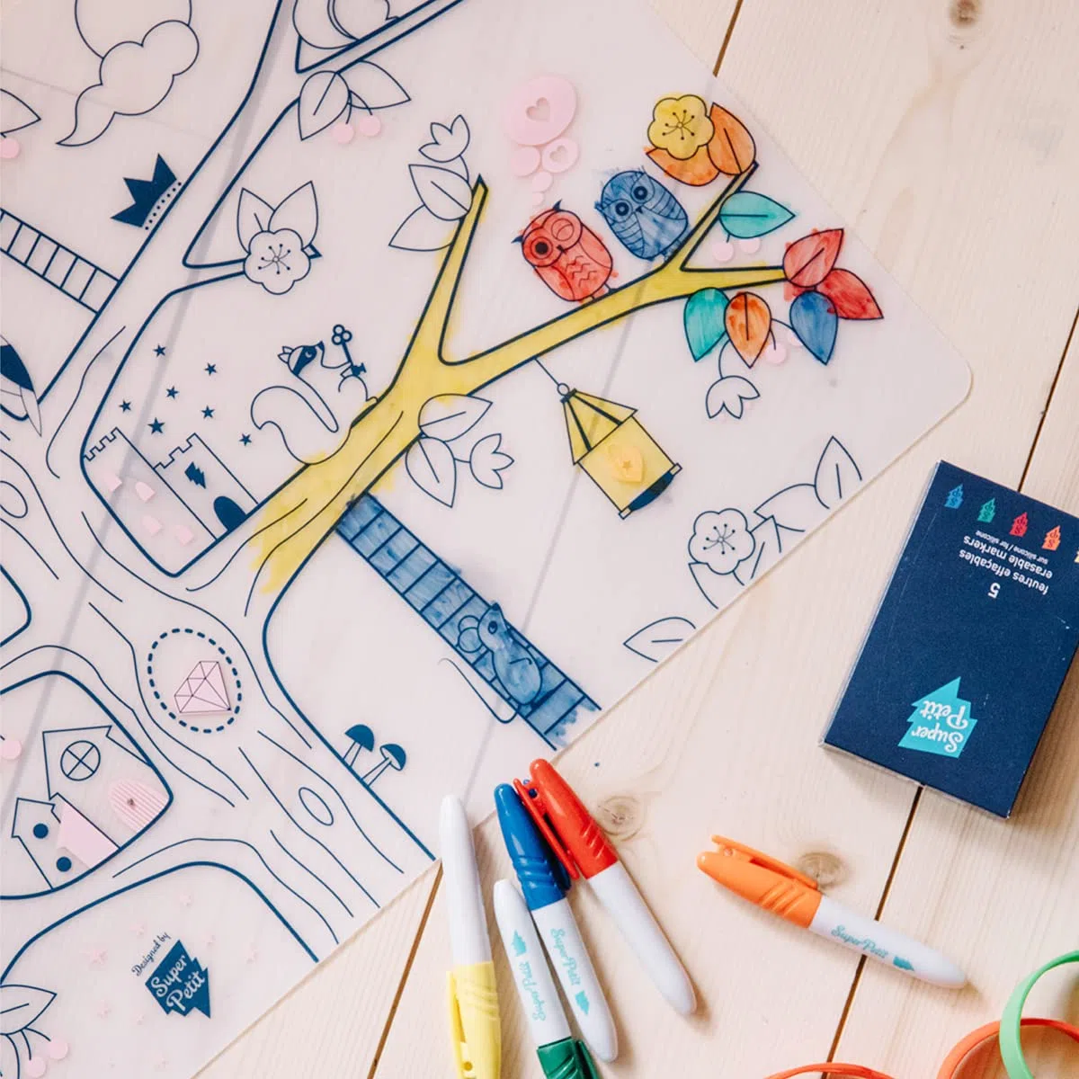 SUPER PETIT - Jeu éducatif - Set De Table éducatif - coloriage réutilisable - Arbre Magique - 5 Feutres Et Bracelet Fournis - Facile à Nettoyer - Réutilisable - Antibactérien - À Partir De 3 Ans