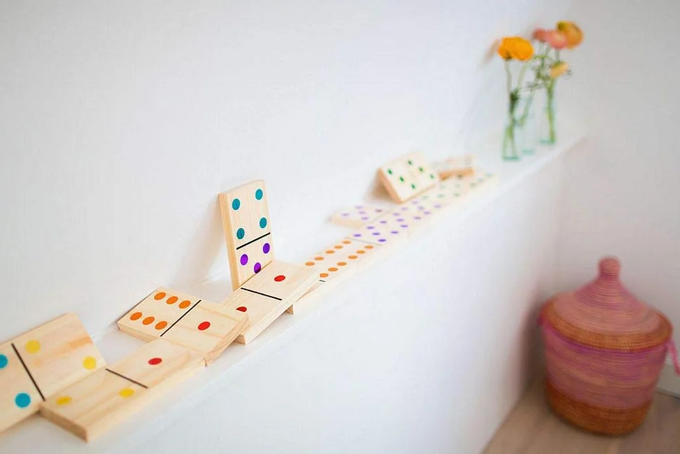 BS Toys Dominos En Bois De Couleur GA278 - Jeu De Dominos En Bois - Jeu D'Intérieur Et D'Extérieur - Jeu En Bois Pour Enfants - Dominos Extra-Large - 28 Pièces - 18 X 7,5 X 1,5 cm