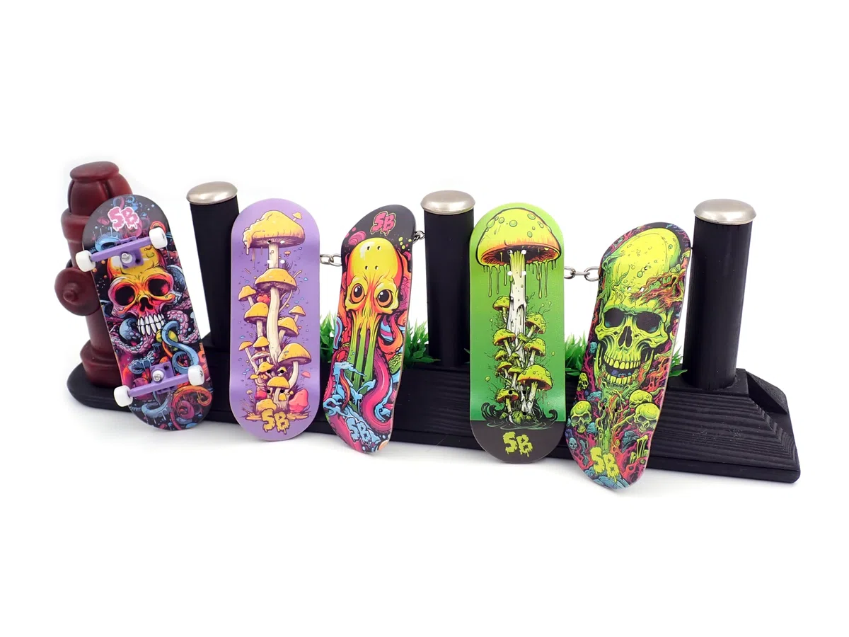 SPITBOARDS Touche 34 mm – Bois véritable (5 couches) Forme classique Popsicle Street – Taille : 34 x 96 mm – Planche graphique unique (usure réelle) – Concave optimisée – Crâne vert citron