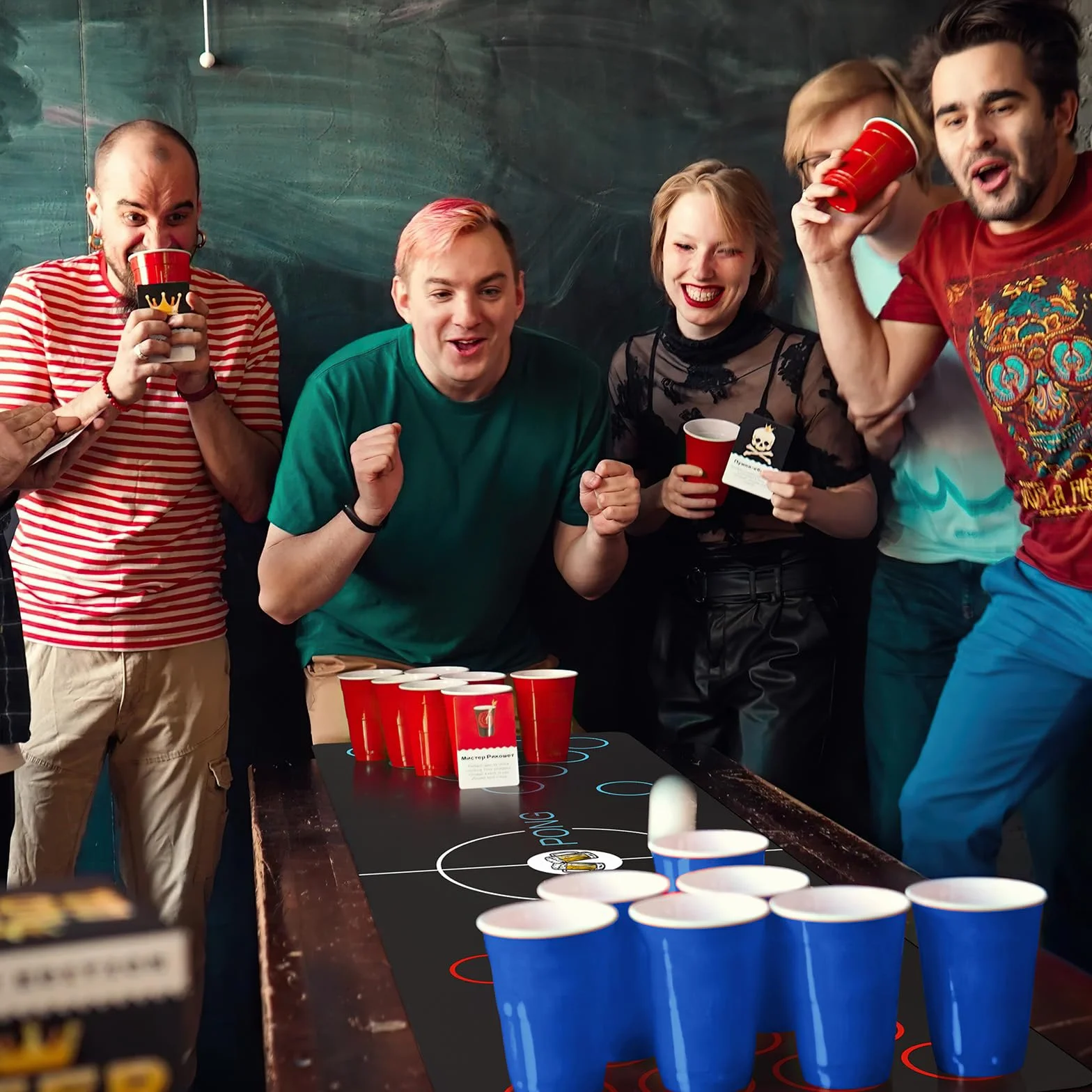 Beer Pong, Jeux à Boire Gobelets, 32 Réutilisables Tasse de Bière Pong (16 Rouge + 16 Bleu) , 8 Balles e 1 set de table, Réutilisables, pour Une Réunion D'Amis,Enterrement de Vie de Jeune Fille