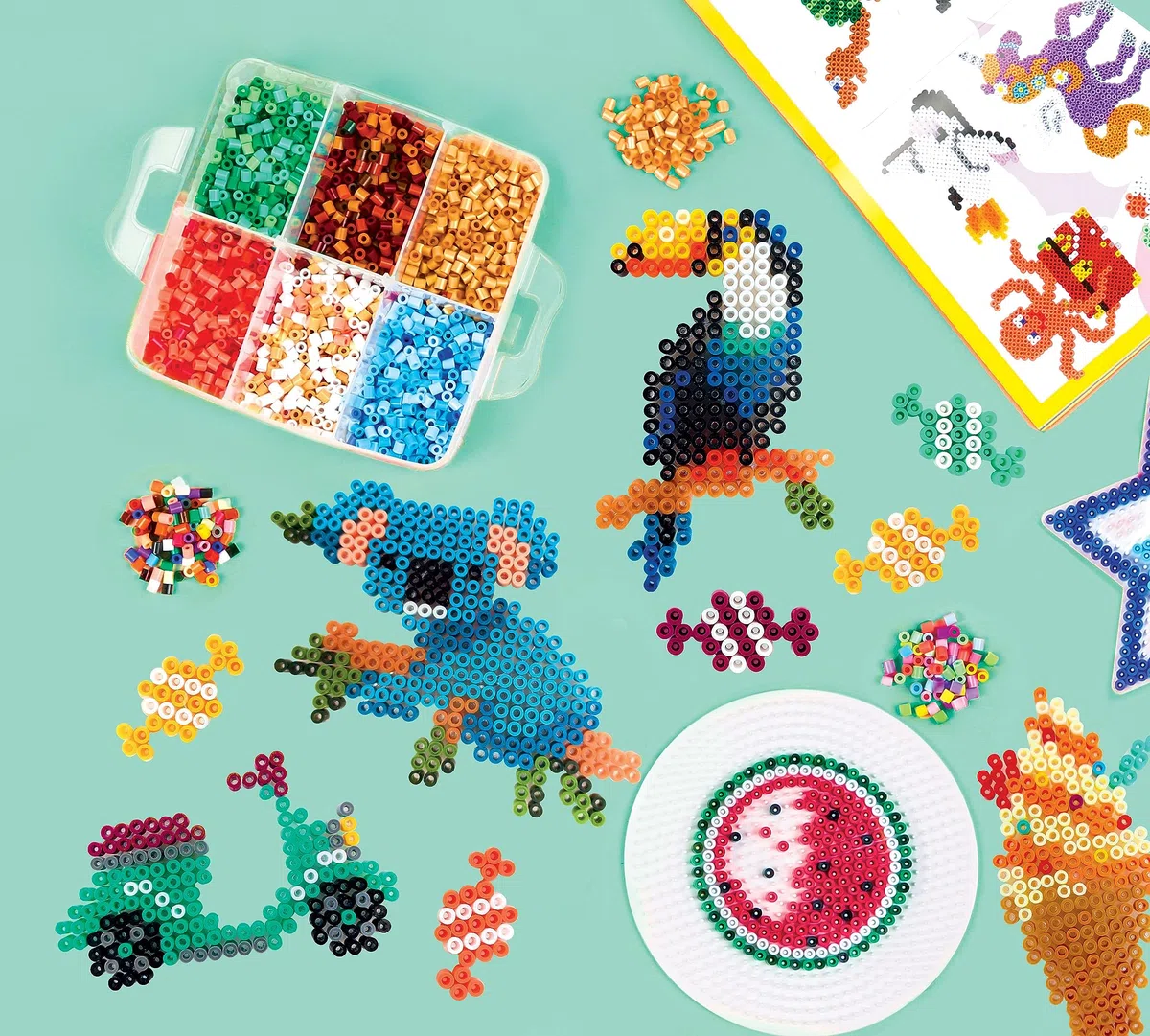 Hama – Coffret perles à repasser midi – 7000 perles 30 couleurs – 3 plaques, trieur et modèles – Loisirs créatifs enfants dès 5 ans