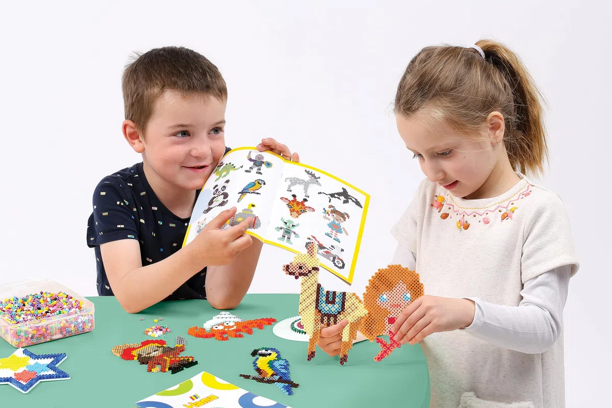 Hama – Coffret perles à repasser midi – 7000 perles 30 couleurs – 3 plaques, trieur et modèles – Loisirs créatifs enfants dès 5 ans
