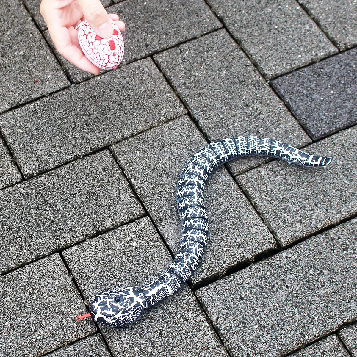 RC Snake Télécommande infrarouge Véhicule électrique Électronique Enfants Prank Scary Toy réaliste pour anniversaire, Halloween, Noël (Noir)
