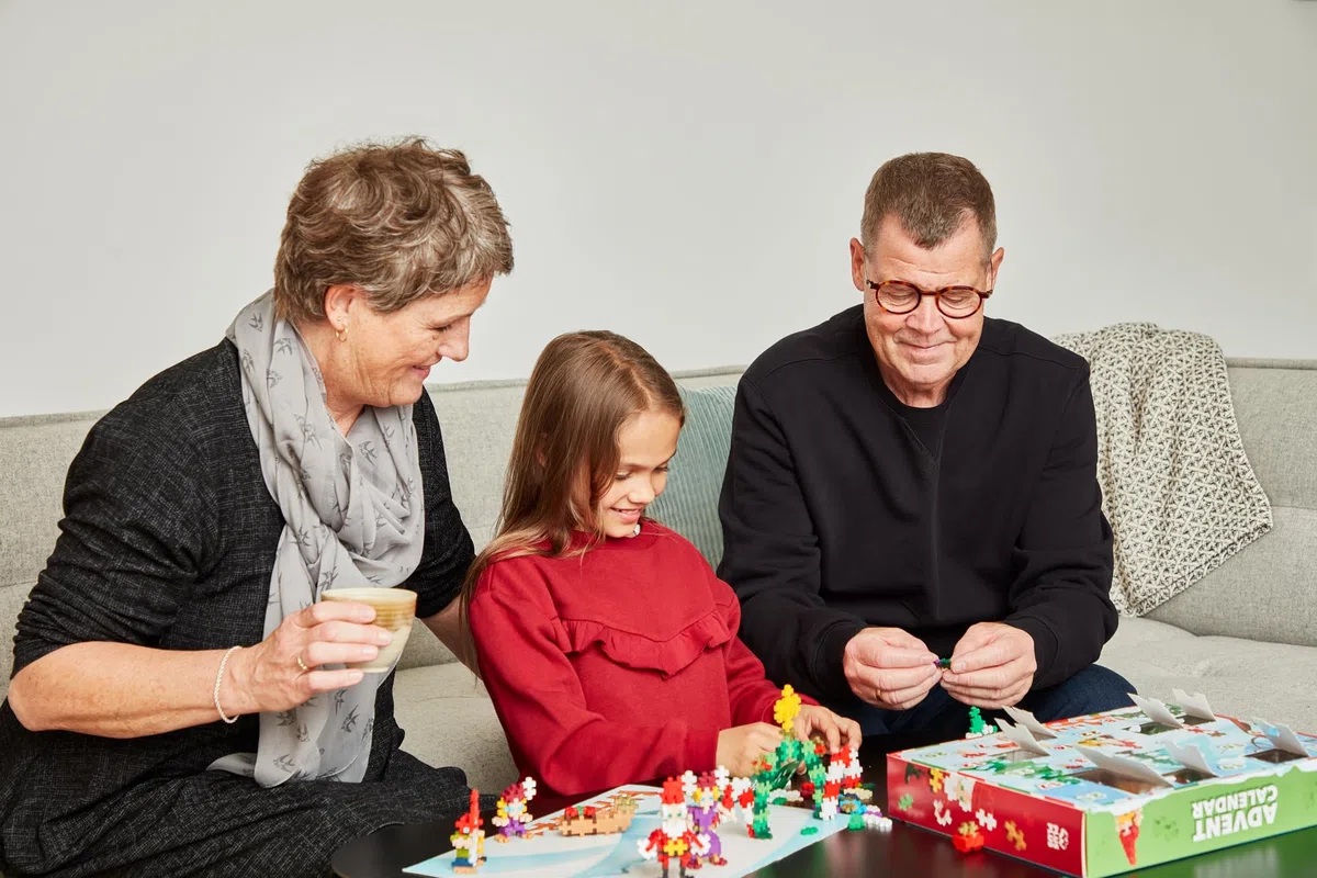 Plus Plus - Calendrier de l'Avent 2024 avec 25 Cadeaux Surprises, Contient 600 pièces - Jeu de Construction - Cadeau de Noël pour Garçons, Filles, Enfants dès 5 Ans
