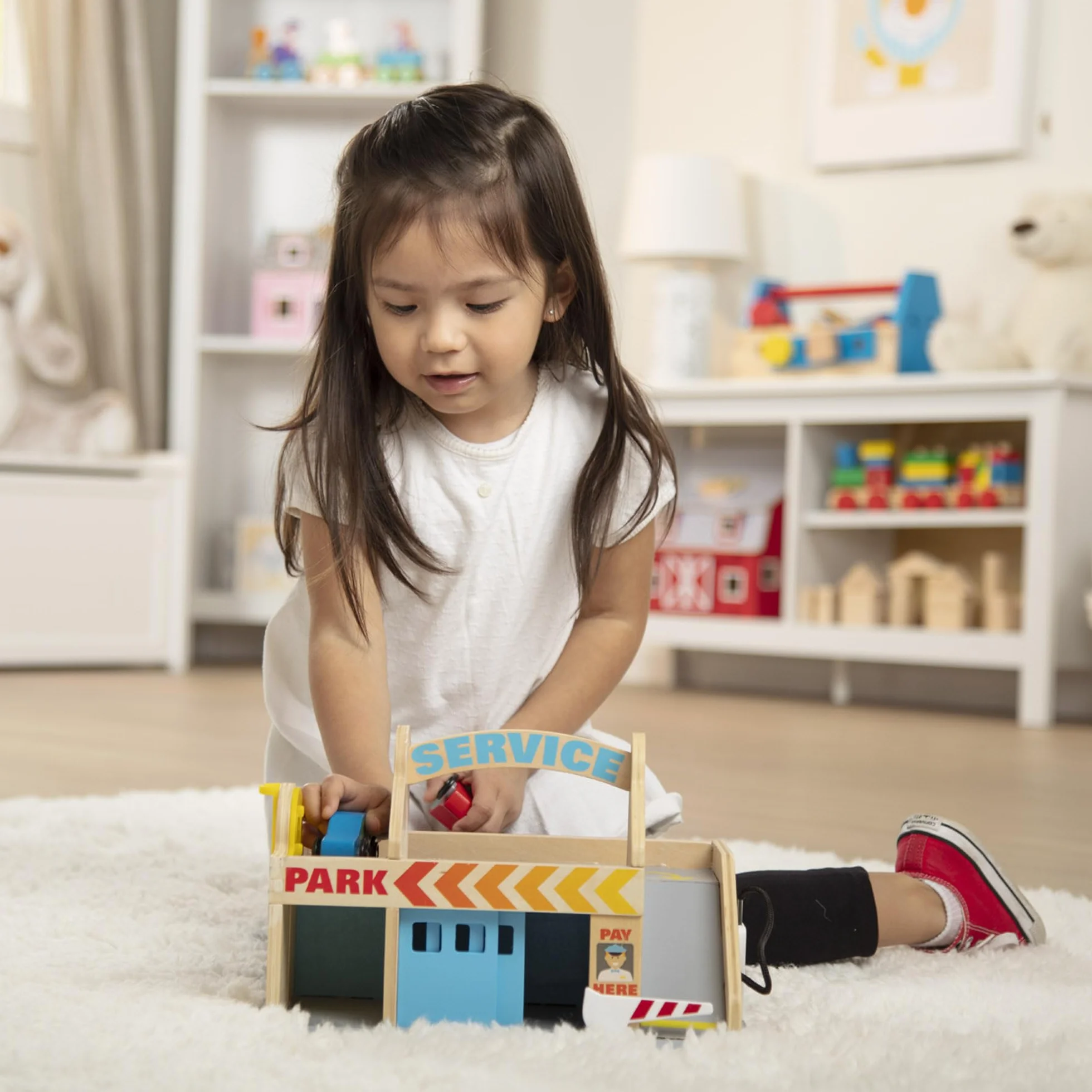 Melissa & Doug - Station Service - Garage À Niveaux Avec 2 Véhicules - Voiture Enfant - Jeu Imitation - Jouet En Bois - Jouet D'Activité, De Développement Et D'Apprentissage - Cadeau Enfant 3 Ans Et +